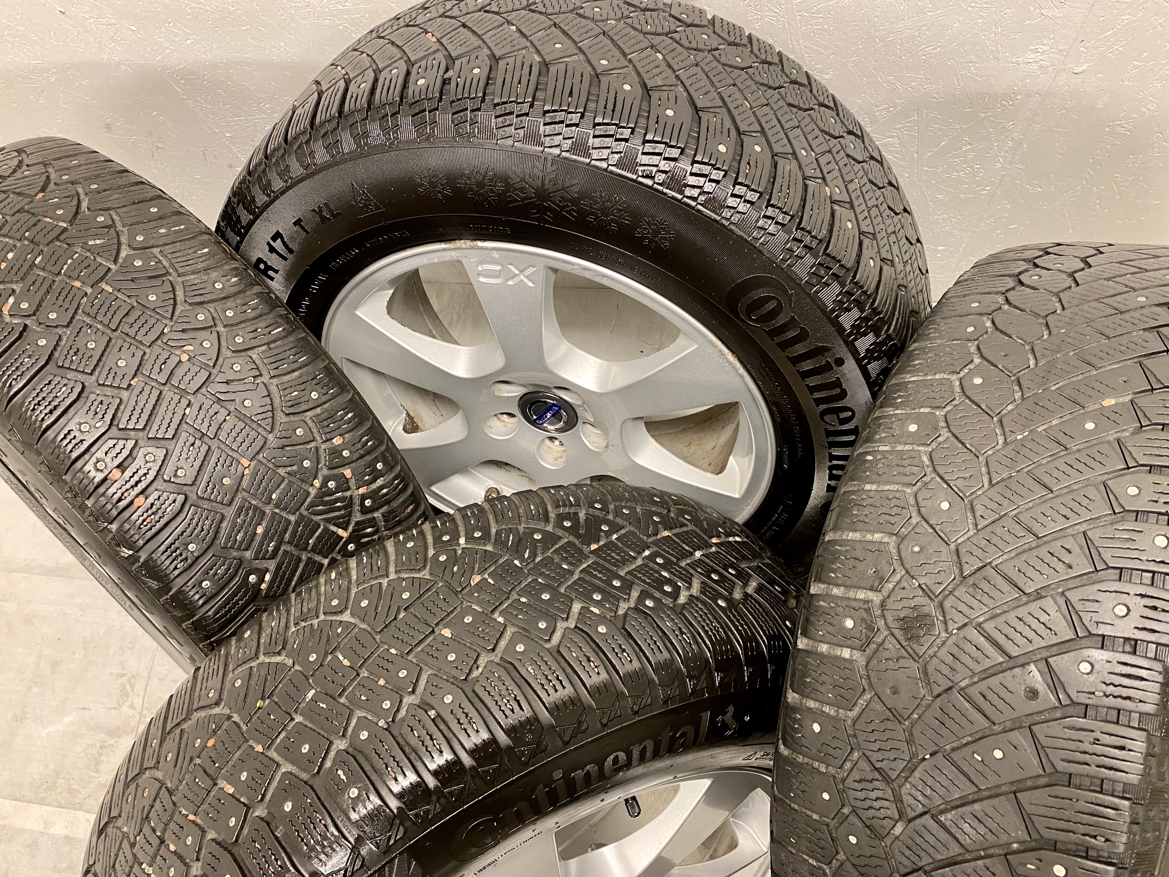 Kompletta Vinterhjul DUBB | 17" VOLVO SEGIN XC60 5x108 7.5x17 ET55 63.4 | 2 st 235/65 R17 108T XL Continental Ice Contact 2 SUV | V37-2015 | 5|5 mm Bra Dubb + 2 st 235/65 R17 108T XL Continental Conti Ice Contact 4x4 | V36-2014 | 4|4 mm Slitna Dubb - 2