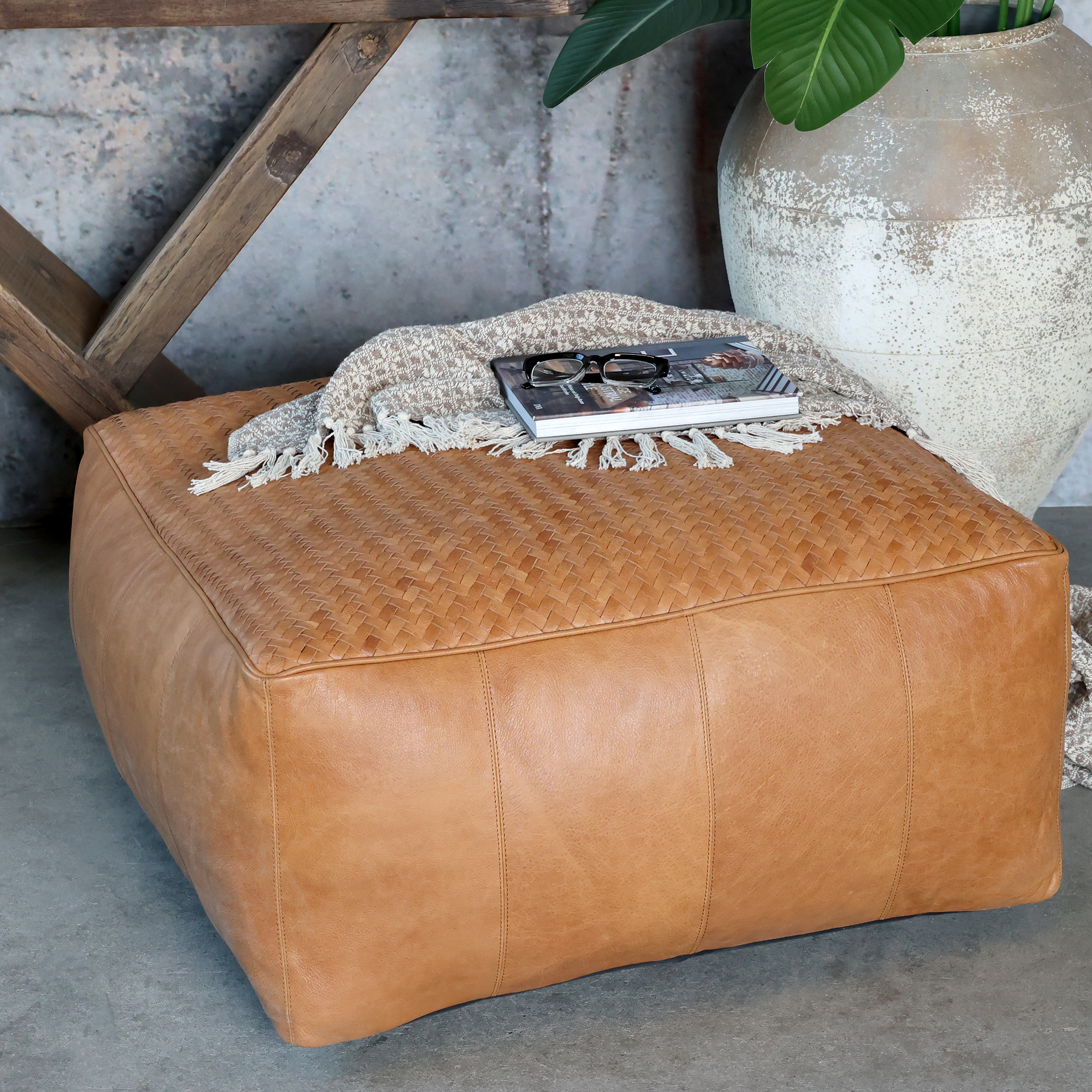 Loungepuff/fotpall i cognacsfärgat skinn, från Chic Antique