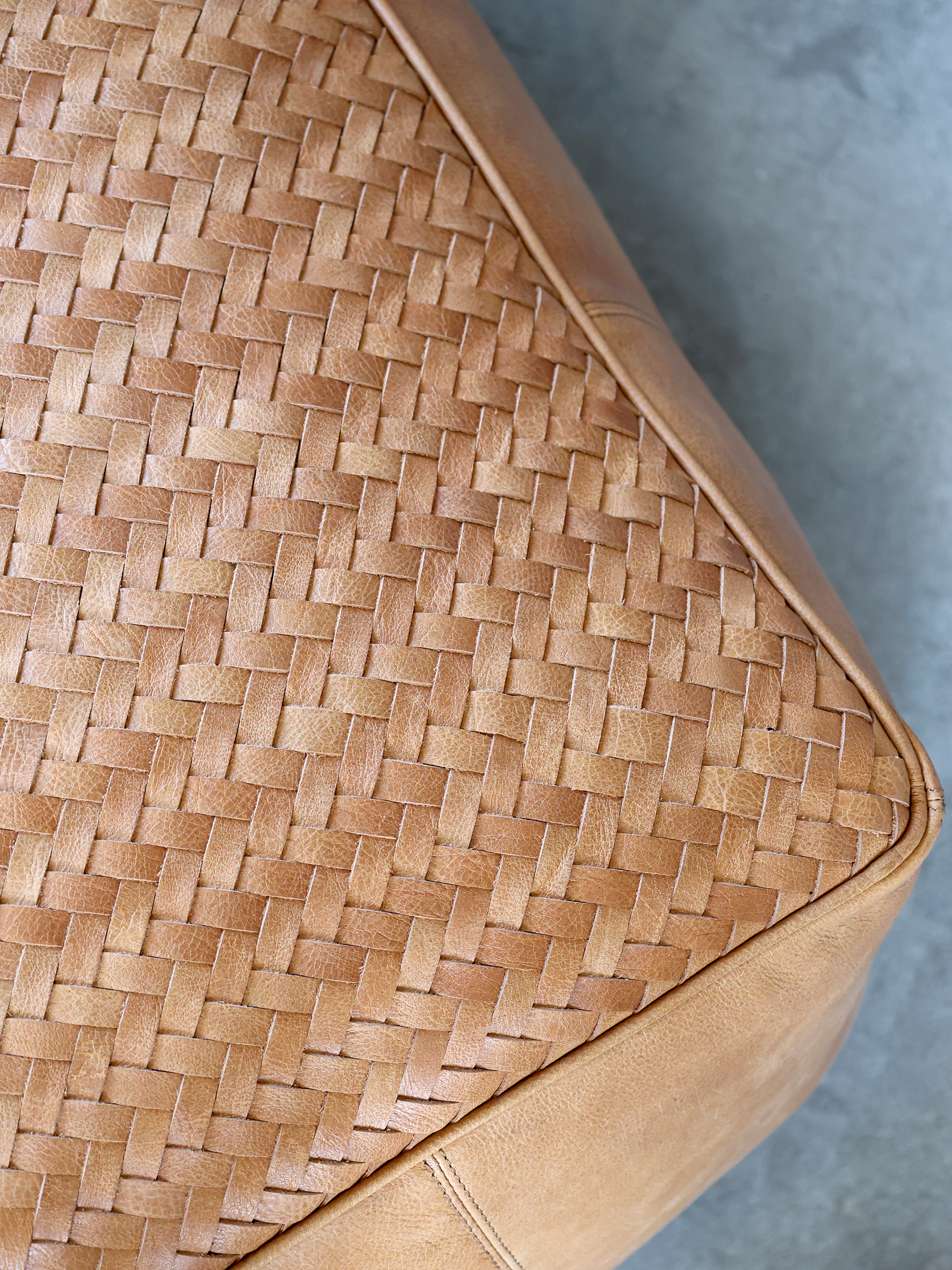Loungepuff/fotpall i cognacsfärgat skinn, från Chic Antique