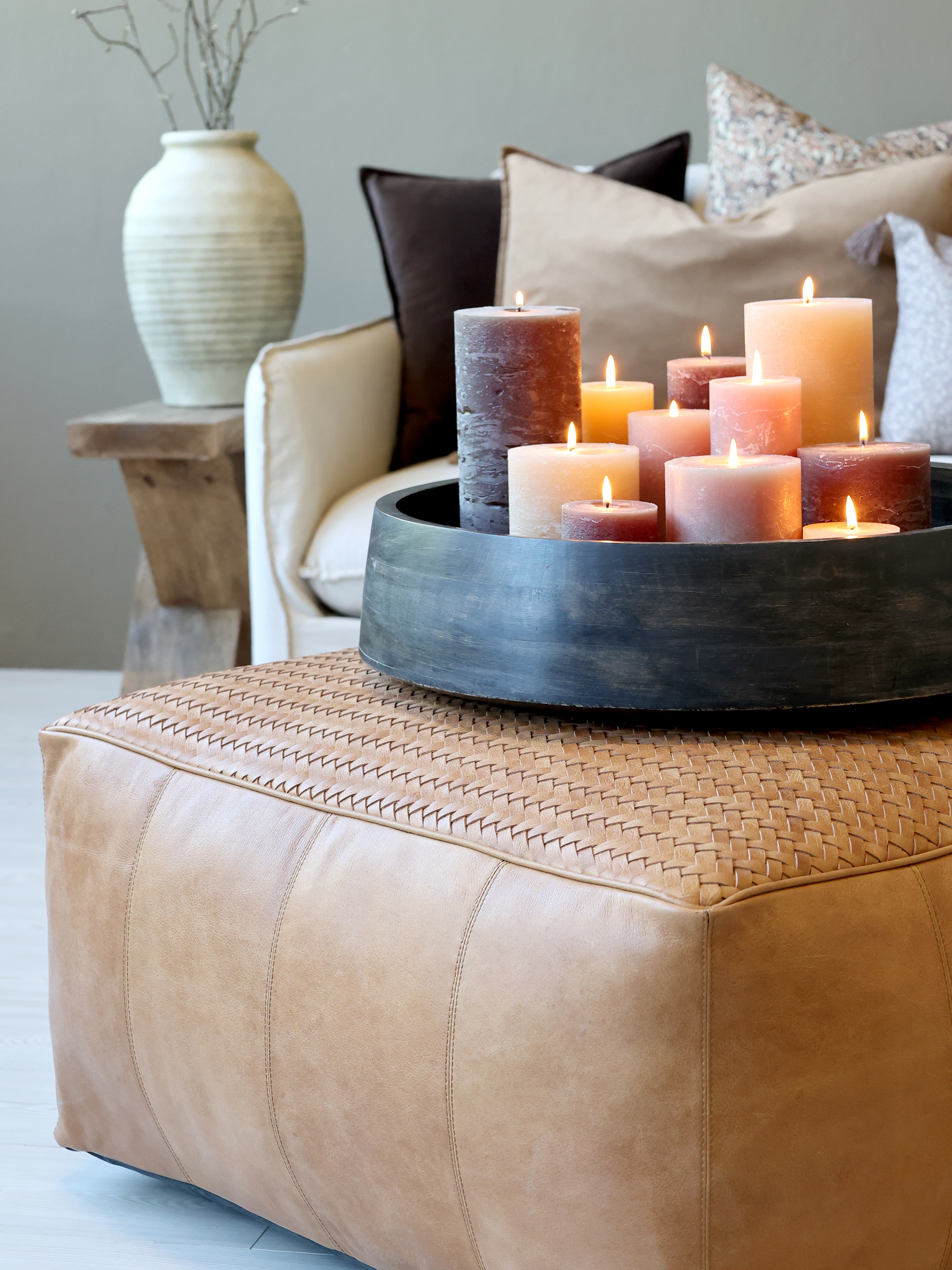 Loungepuff/fotpall i cognacsfärgat skinn, från Chic Antique