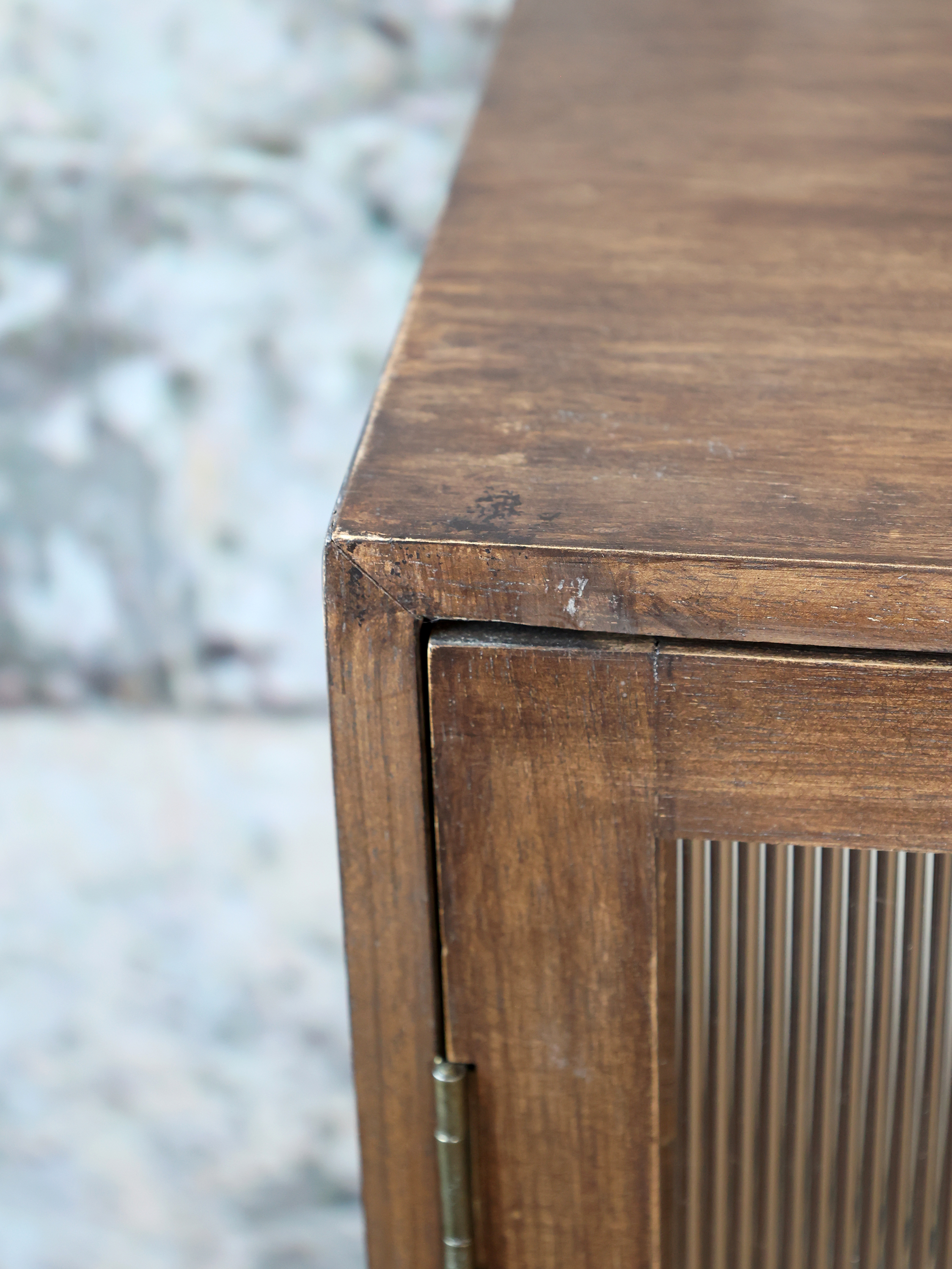 Skänk med vitrindörrar från Chic Antique
