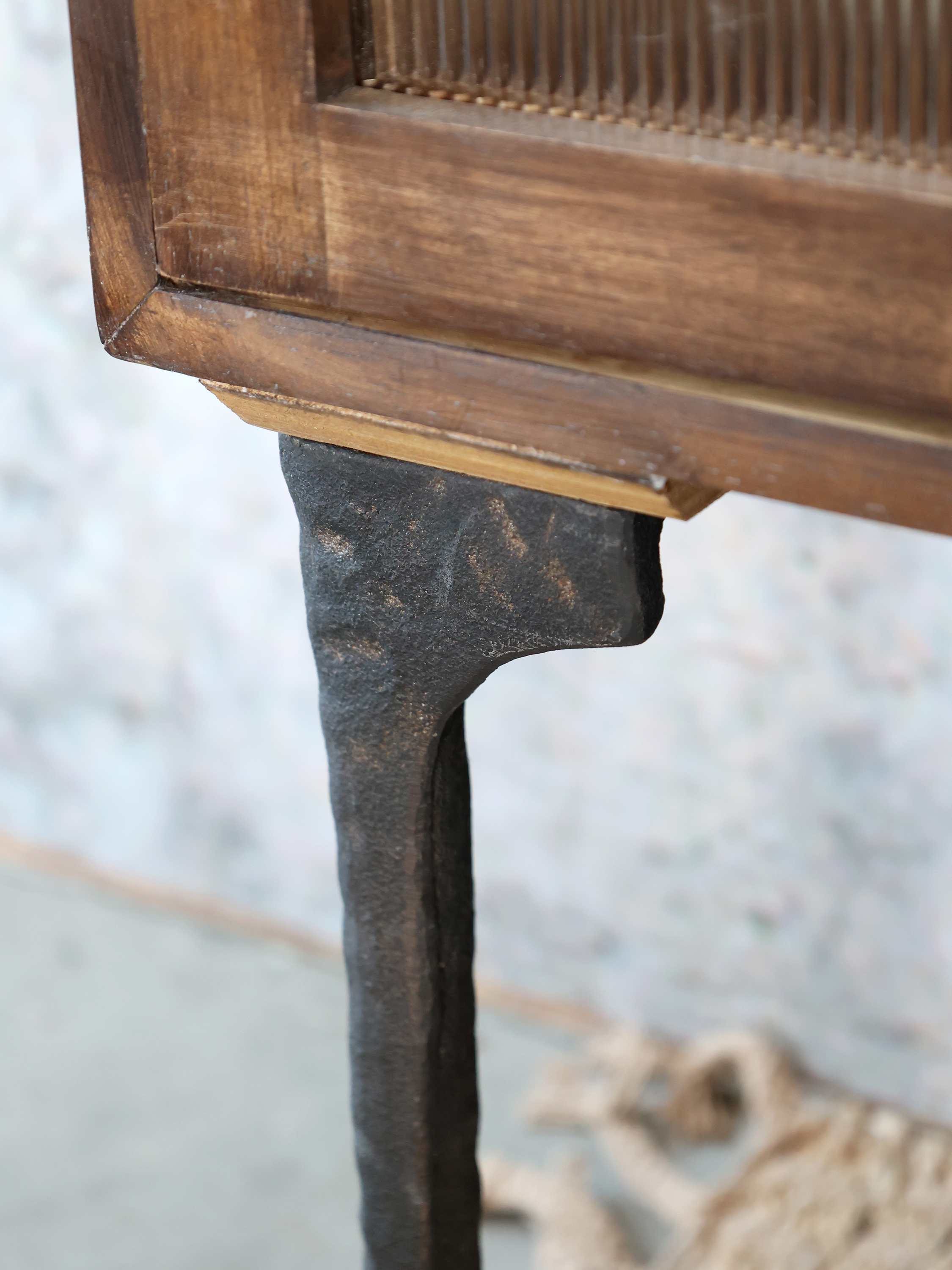 Skänk med vitrindörrar från Chic Antique