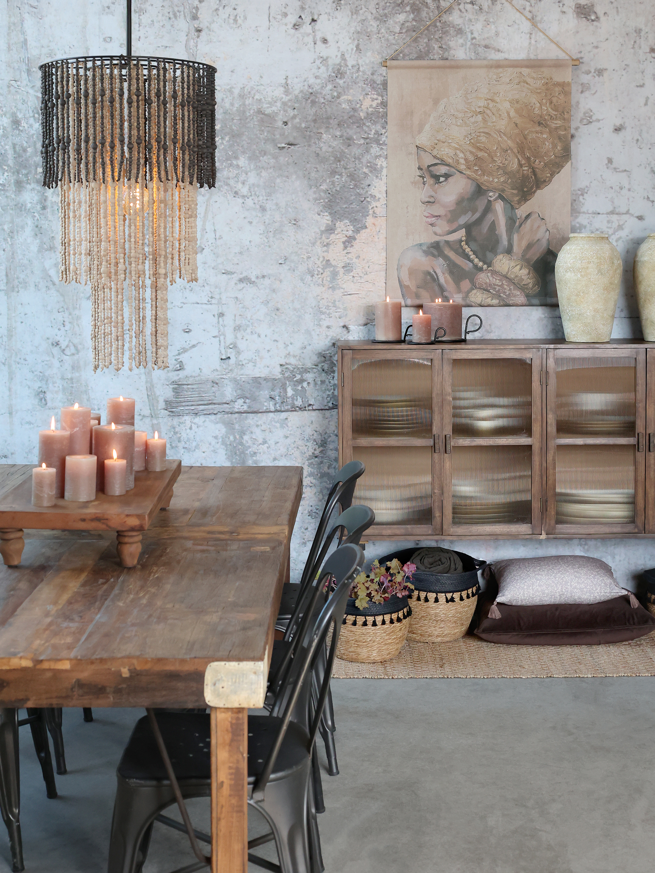 Skänk med vitrindörrar från Chic Antique