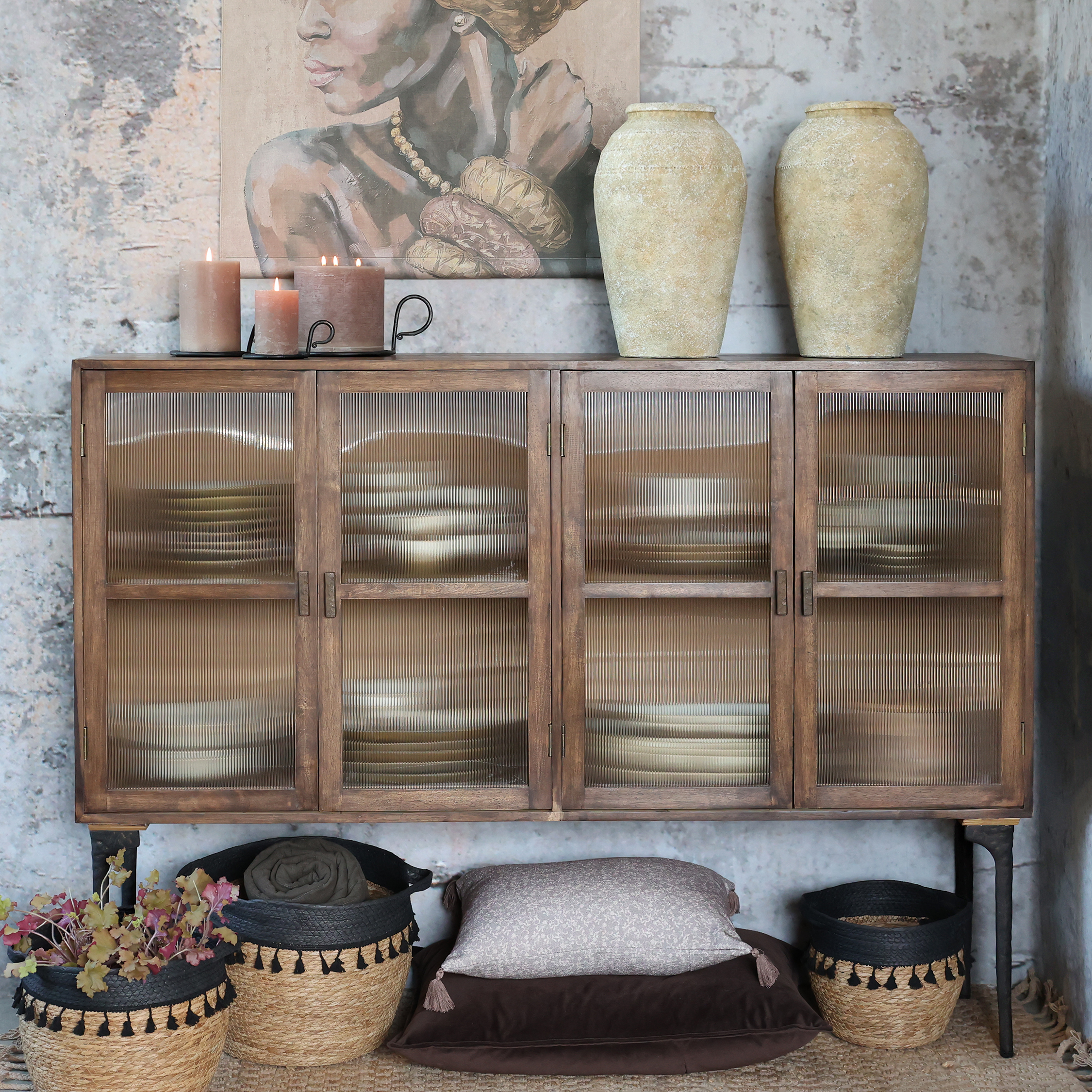 Skänk med vitrindörrar från Chic Antique