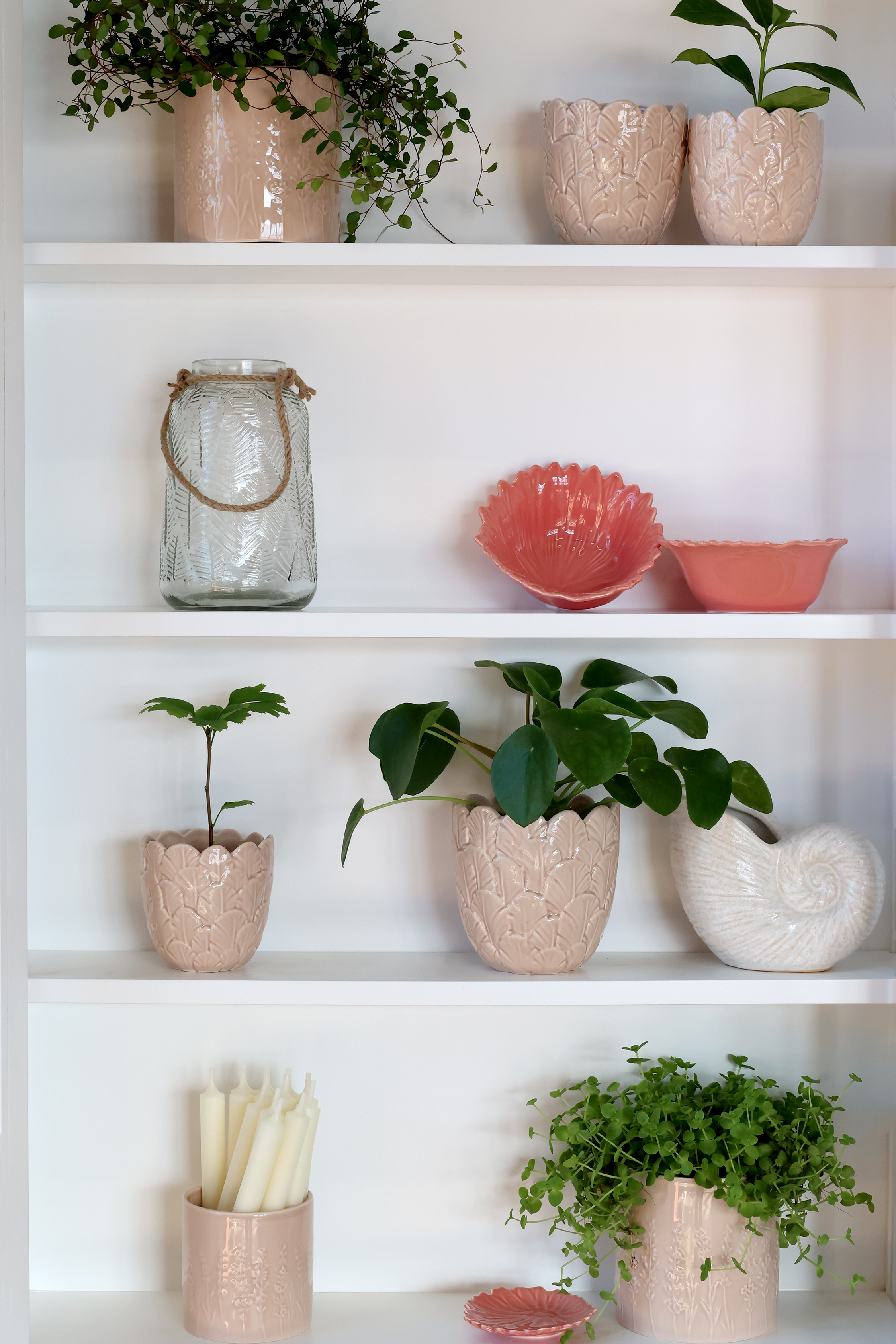 Vitt väggskåp med vitrindörrar, från Chic Antique