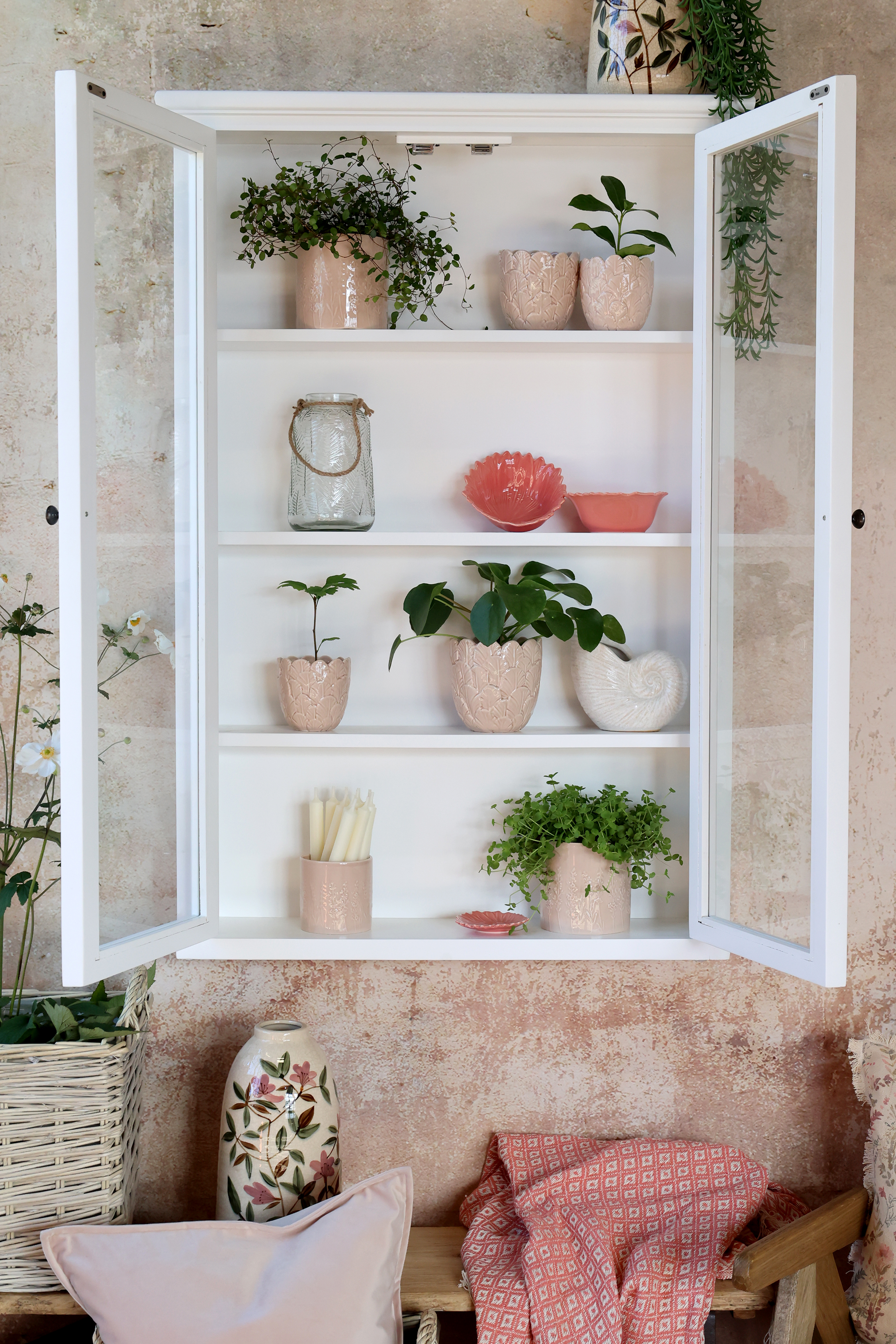 Vitt väggskåp med vitrindörrar, från Chic Antique