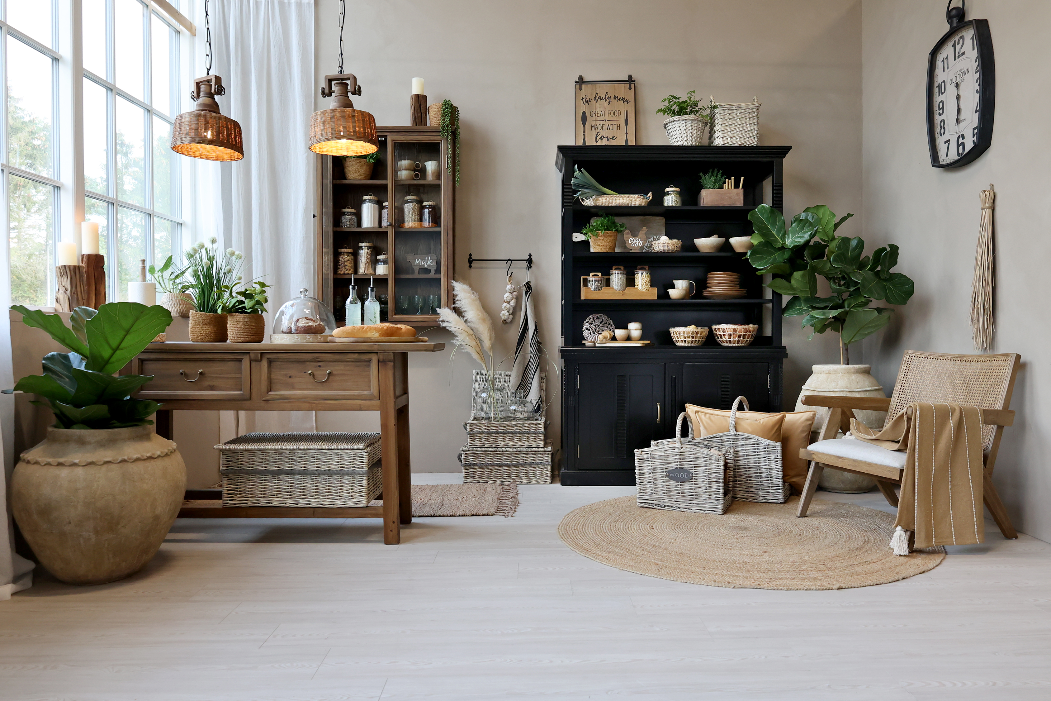 Brunbetsat väggskåp med vetrindörrar, från Chic Antique