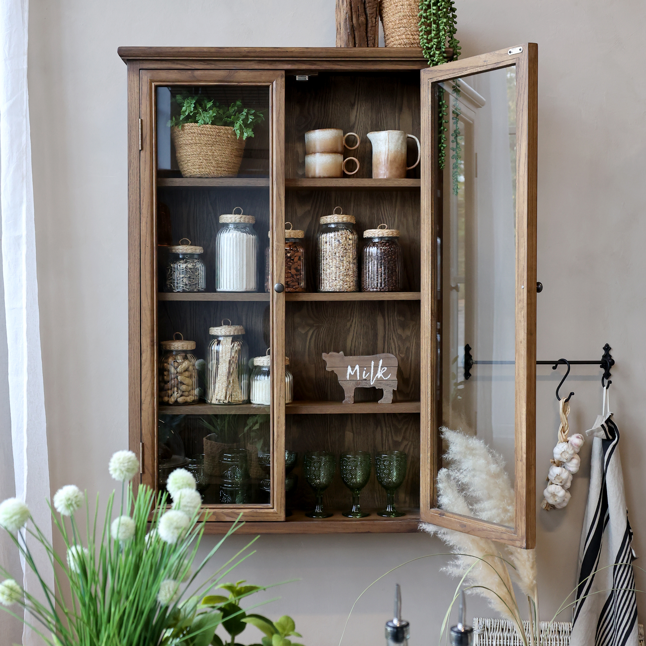 Brunbetsat väggskåp med vetrindörrar, från Chic Antique