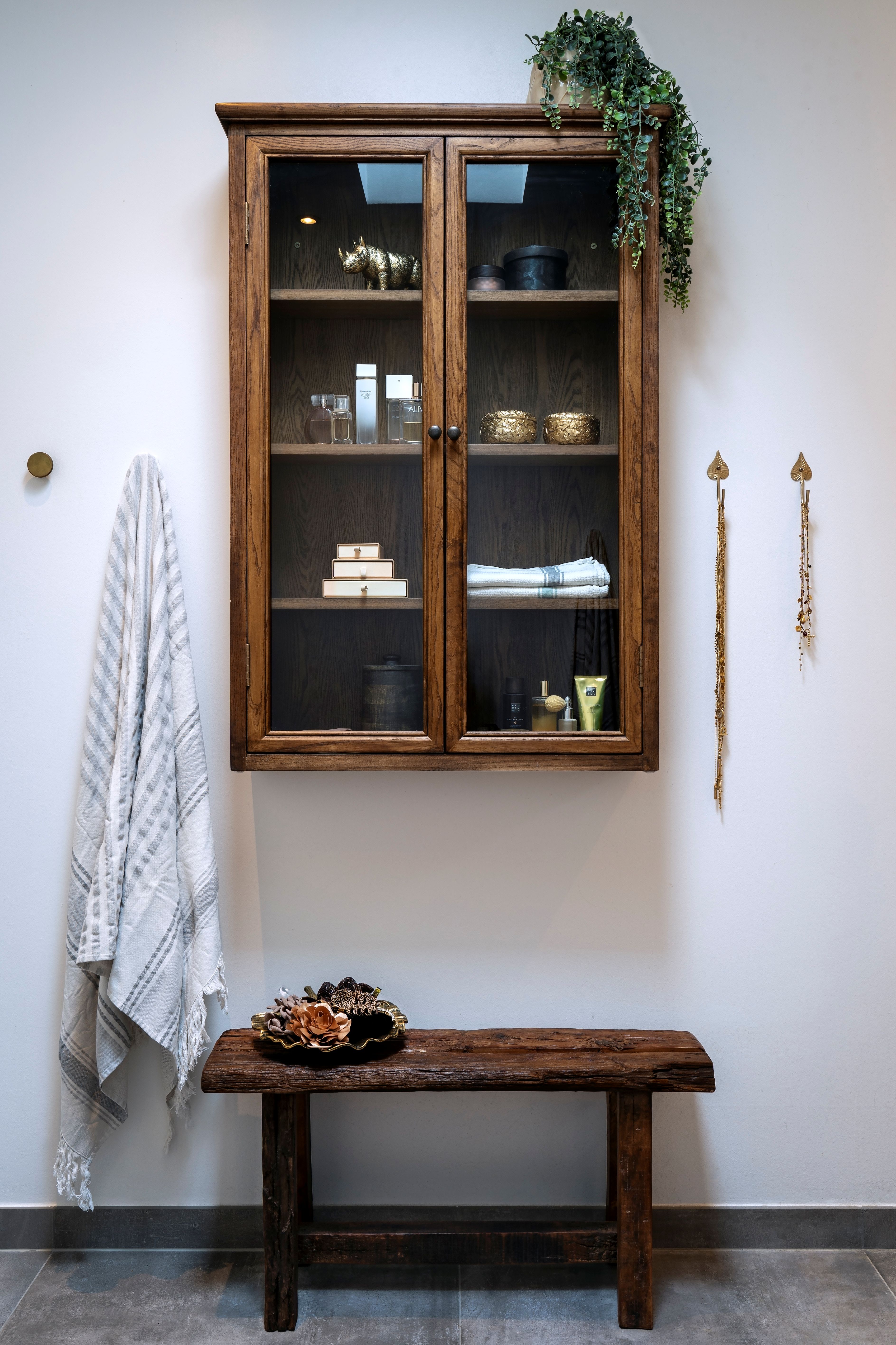 Brunbetsat väggskåp med vetrindörrar, från Chic Antique