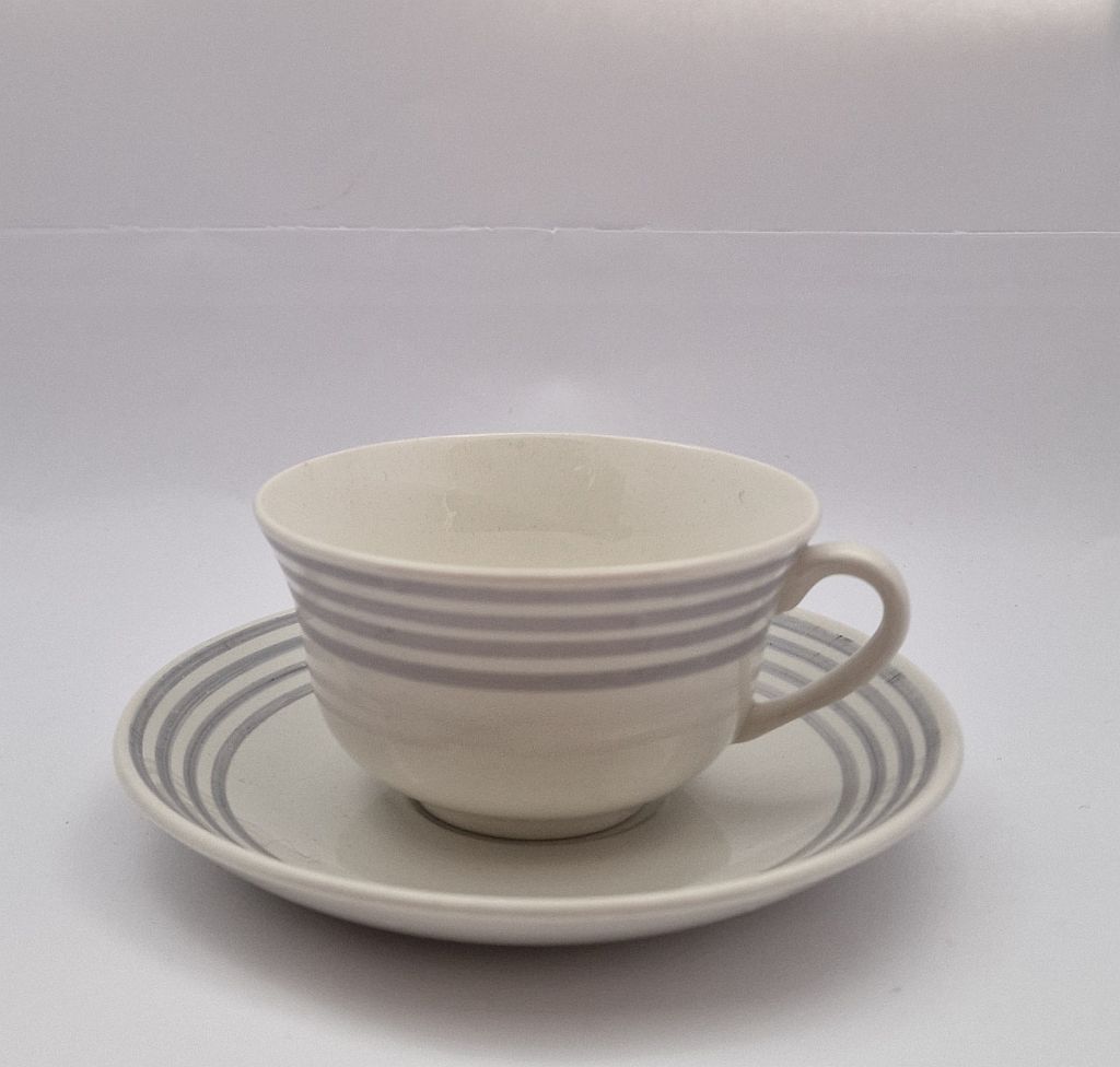 Grå ränder kaffekopp med fat