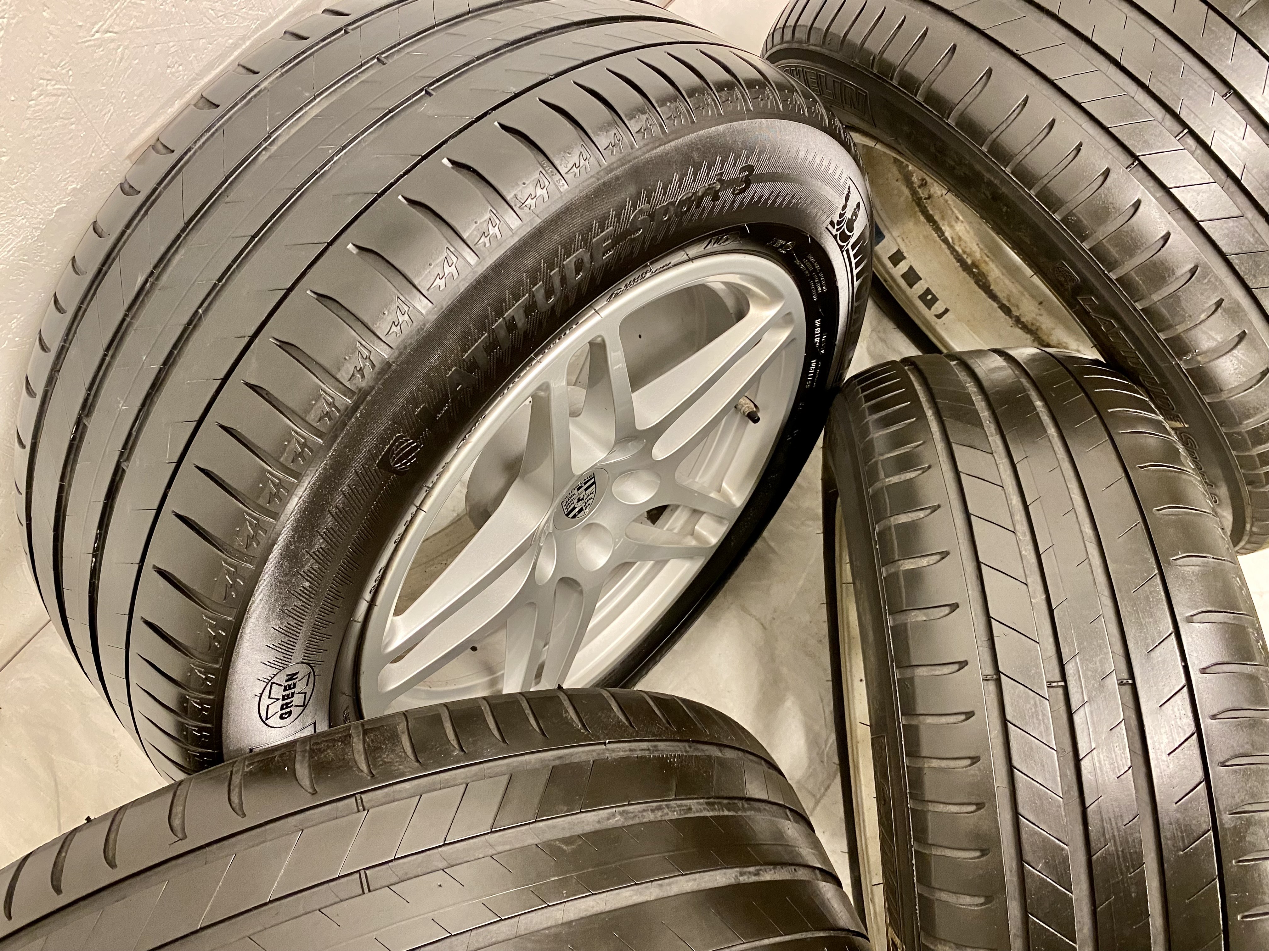 Kompletta Sommarhjul | 18" PORSCHE Macan 95B Original 5x112 | 2 st 8x18 ET21 66.6 + 235/60 R18 103W NO Michelin Latitude Sport 3 | V02-2017 | 5|5 mm + 2 st 9x18 ET21 66.6 + 255/55 R18 105W NO Michelin Latitude Sport 3 | V05-2017 | 4|4 mm - 4