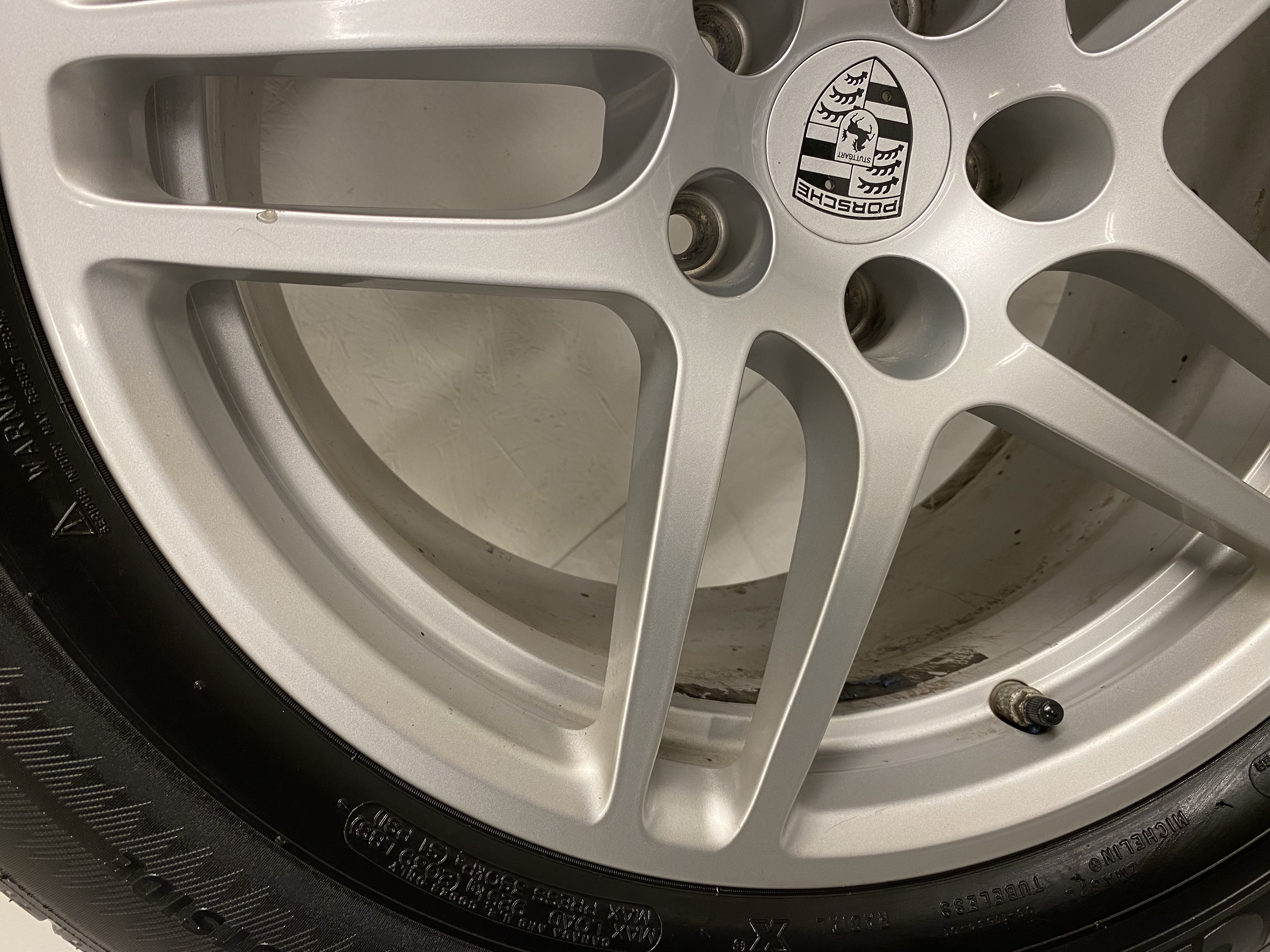 Kompletta Sommarhjul | 18" PORSCHE Macan 95B Original 5x112 | 2 st 8x18 ET21 66.6 + 235/60 R18 103W NO Michelin Latitude Sport 3 | V02-2017 | 5|5 mm + 2 st 9x18 ET21 66.6 + 255/55 R18 105W NO Michelin Latitude Sport 3 | V05-2017 | 4|4 mm - 9