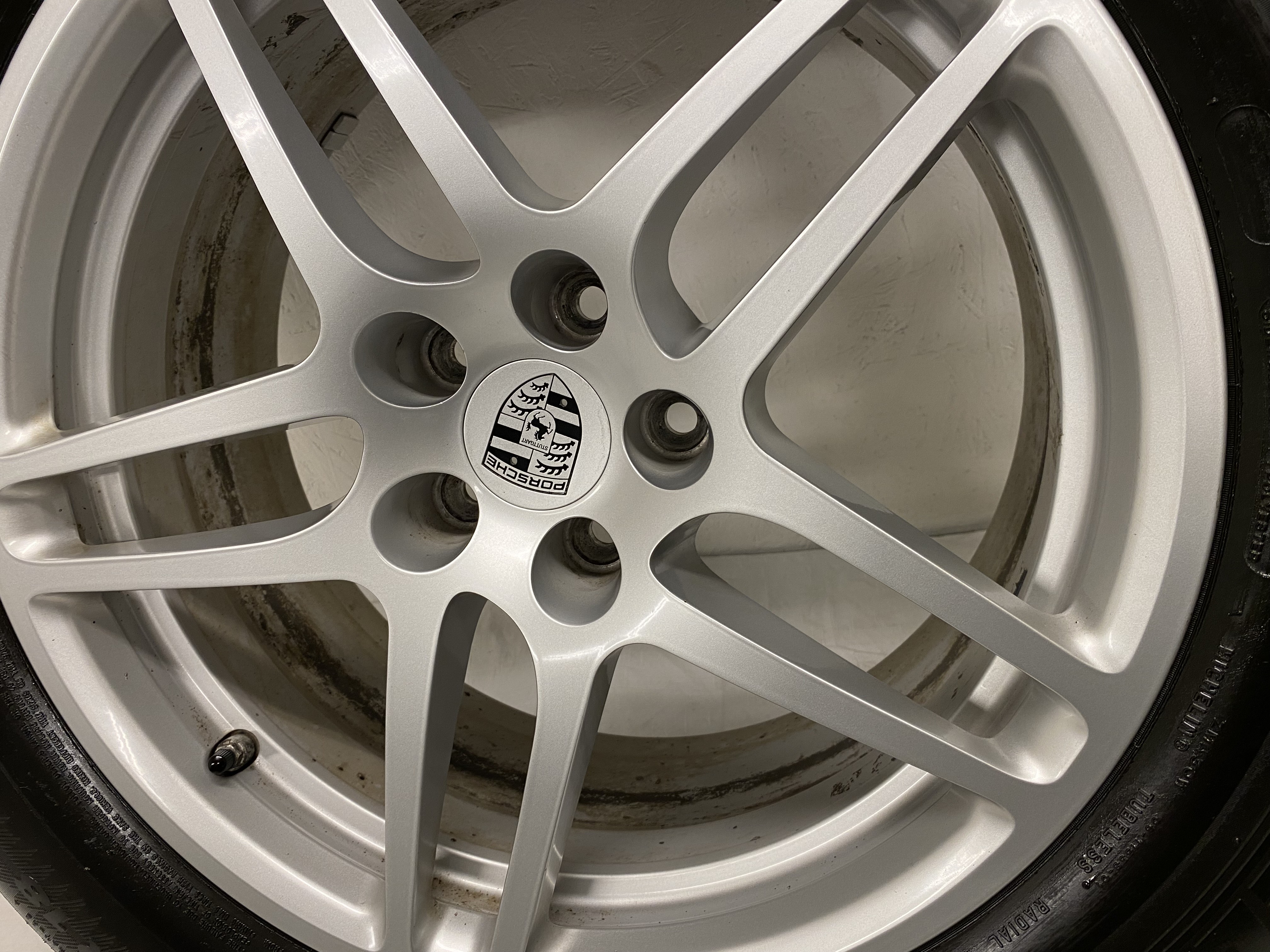 Kompletta Sommarhjul | 18" PORSCHE Macan 95B Original 5x112 | 2 st 8x18 ET21 66.6 + 235/60 R18 103W NO Michelin Latitude Sport 3 | V02-2017 | 5|5 mm + 2 st 9x18 ET21 66.6 + 255/55 R18 105W NO Michelin Latitude Sport 3 | V05-2017 | 4|4 mm - 13