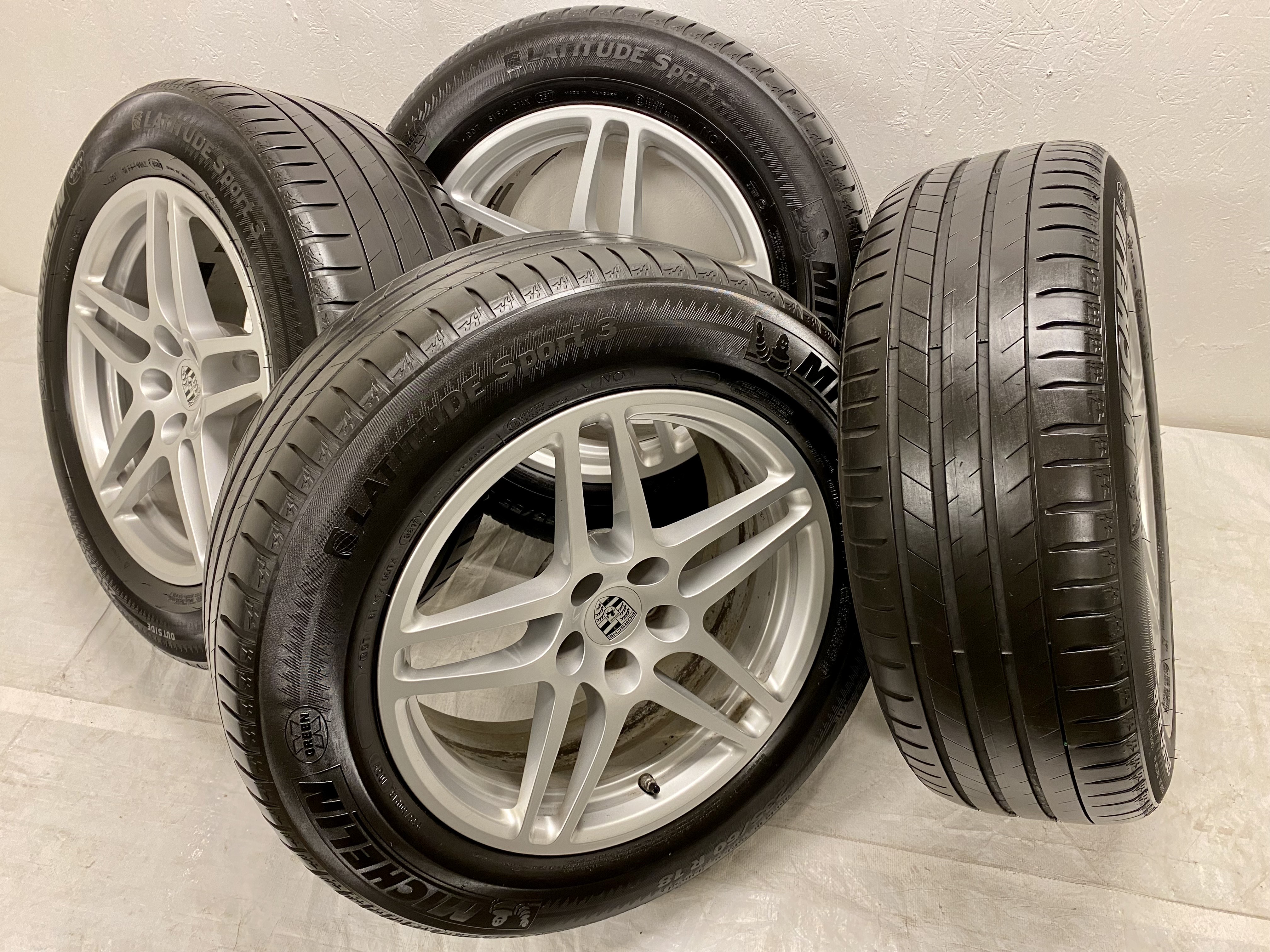 Kompletta Sommarhjul | 18" PORSCHE Macan 95B Original 5x112 | 2 st 8x18 ET21 66.6 + 235/60 R18 103W NO Michelin Latitude Sport 3 | V02-2017 | 5|5 mm + 2 st 9x18 ET21 66.6 + 255/55 R18 105W NO Michelin Latitude Sport 3 | V05-2017 | 4|4 mm - 2