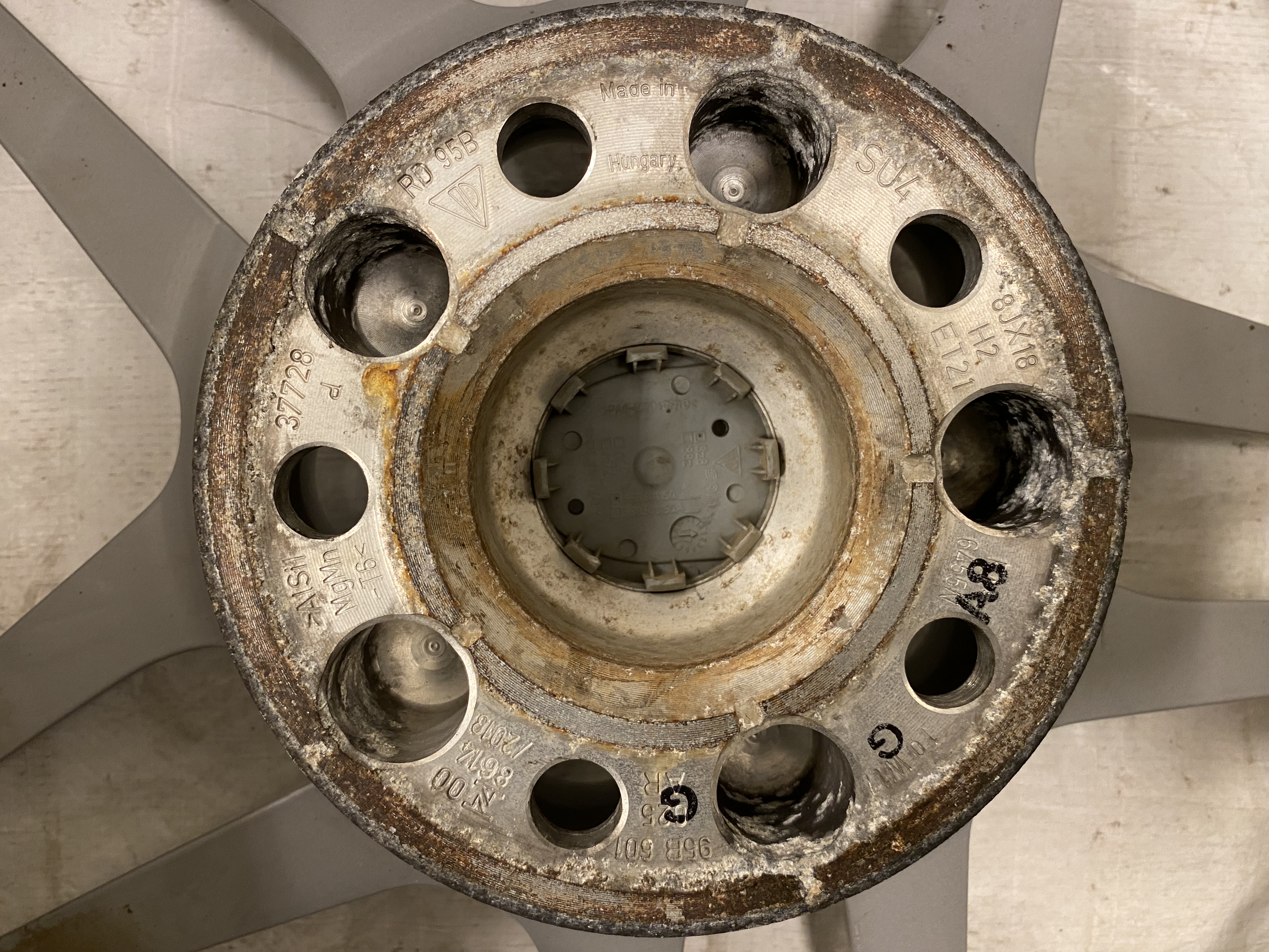 Kompletta Sommarhjul | 18" PORSCHE Macan 95B Original 5x112 | 2 st 8x18 ET21 66.6 + 235/60 R18 103W NO Michelin Latitude Sport 3 | V02-2017 | 5|5 mm + 2 st 9x18 ET21 66.6 + 255/55 R18 105W NO Michelin Latitude Sport 3 | V05-2017 | 4|4 mm - 14