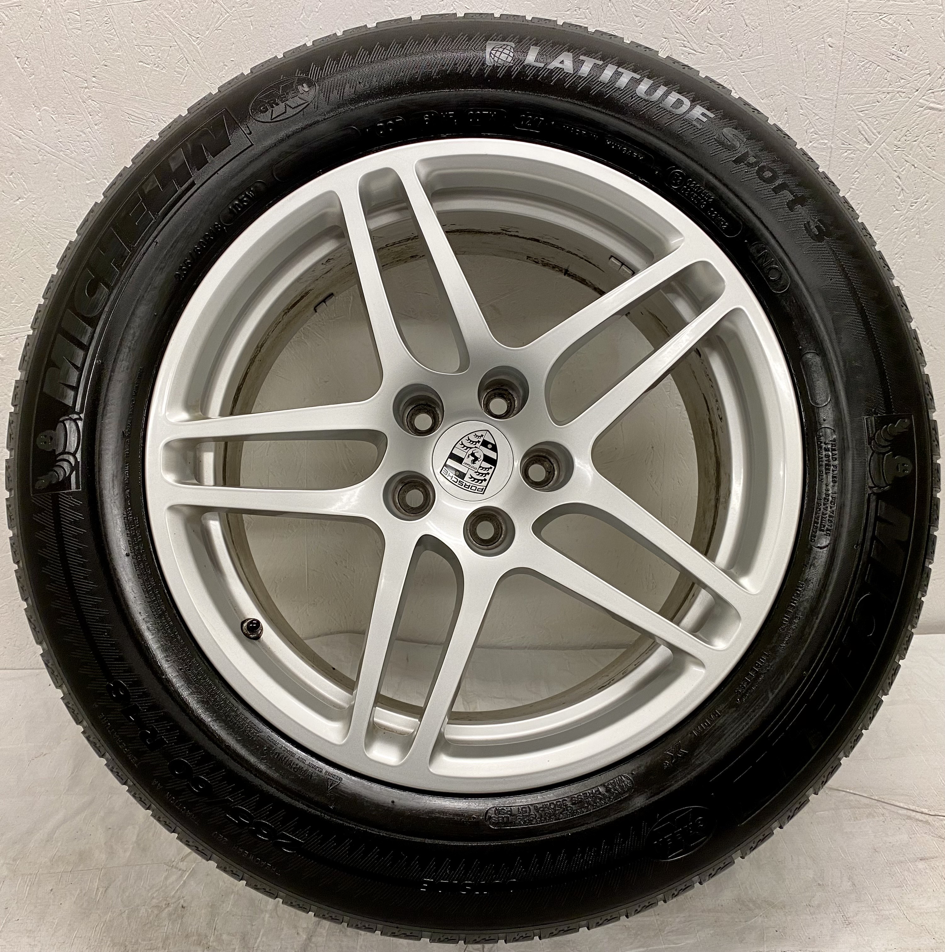 Kompletta Sommarhjul | 18" PORSCHE Macan 95B Original 5x112 | 2 st 8x18 ET21 66.6 + 235/60 R18 103W NO Michelin Latitude Sport 3 | V02-2017 | 5|5 mm + 2 st 9x18 ET21 66.6 + 255/55 R18 105W NO Michelin Latitude Sport 3 | V05-2017 | 4|4 mm - 12