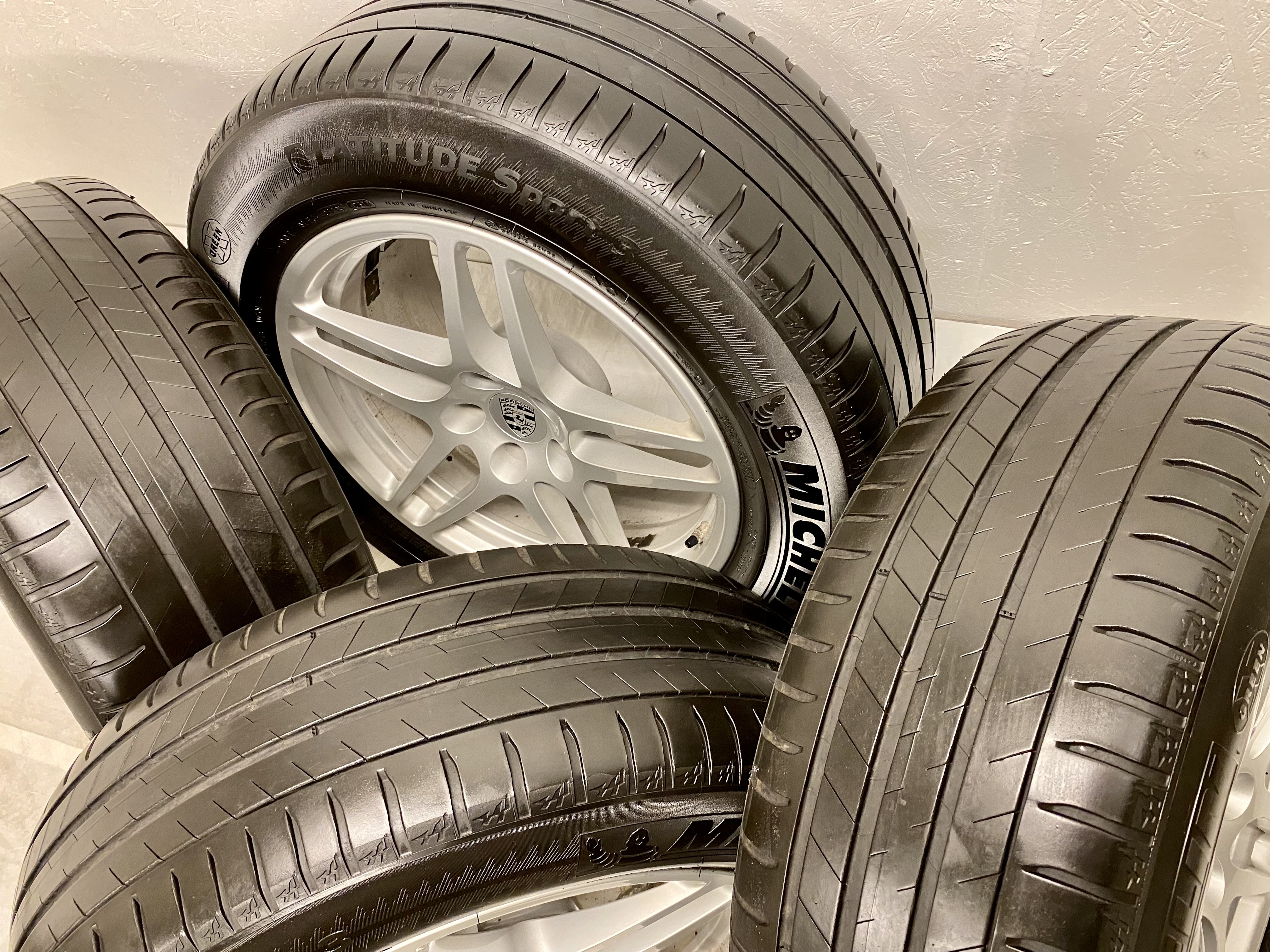 Kompletta Sommarhjul | 18" PORSCHE Macan 95B Original 5x112 | 2 st 8x18 ET21 66.6 + 235/60 R18 103W NO Michelin Latitude Sport 3 | V02-2017 | 5|5 mm + 2 st 9x18 ET21 66.6 + 255/55 R18 105W NO Michelin Latitude Sport 3 | V05-2017 | 4|4 mm - 3