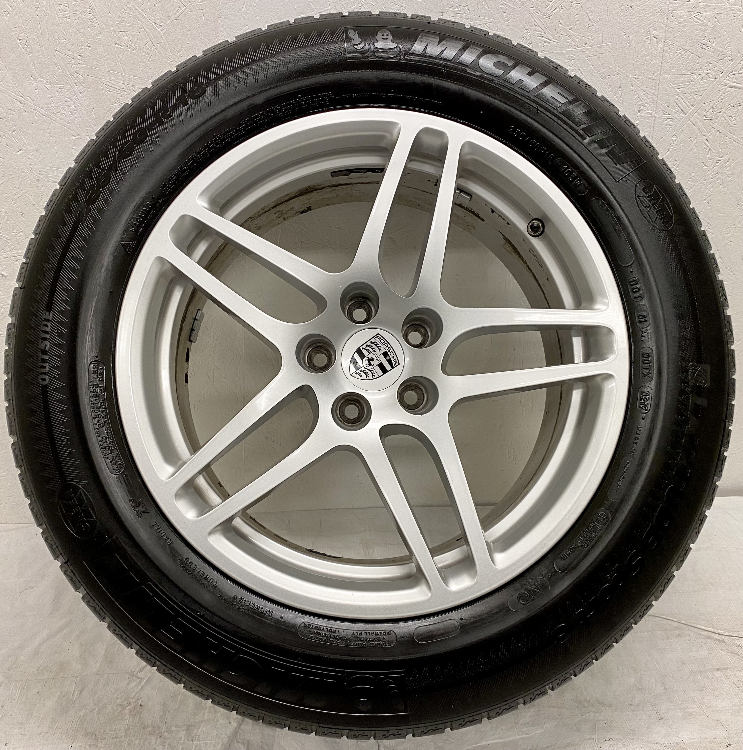 Kompletta Sommarhjul | 18" PORSCHE Macan 95B Original 5x112 | 2 st 8x18 ET21 66.6 + 235/60 R18 103W NO Michelin Latitude Sport 3 | V02-2017 | 5|5 mm + 2 st 9x18 ET21 66.6 + 255/55 R18 105W NO Michelin Latitude Sport 3 | V05-2017 | 4|4 mm - 10
