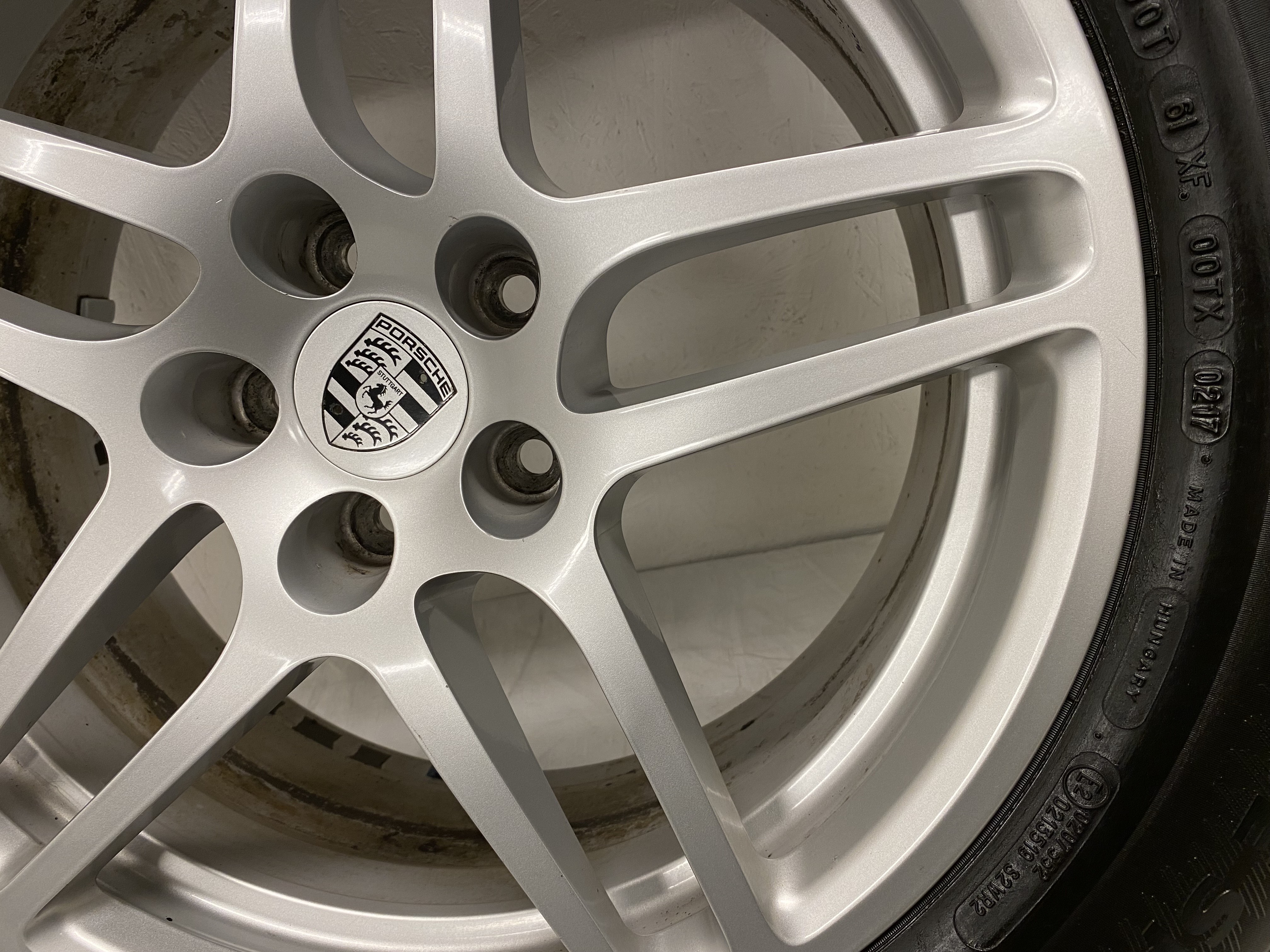 Kompletta Sommarhjul | 18" PORSCHE Macan 95B Original 5x112 | 2 st 8x18 ET21 66.6 + 235/60 R18 103W NO Michelin Latitude Sport 3 | V02-2017 | 5|5 mm + 2 st 9x18 ET21 66.6 + 255/55 R18 105W NO Michelin Latitude Sport 3 | V05-2017 | 4|4 mm - 11