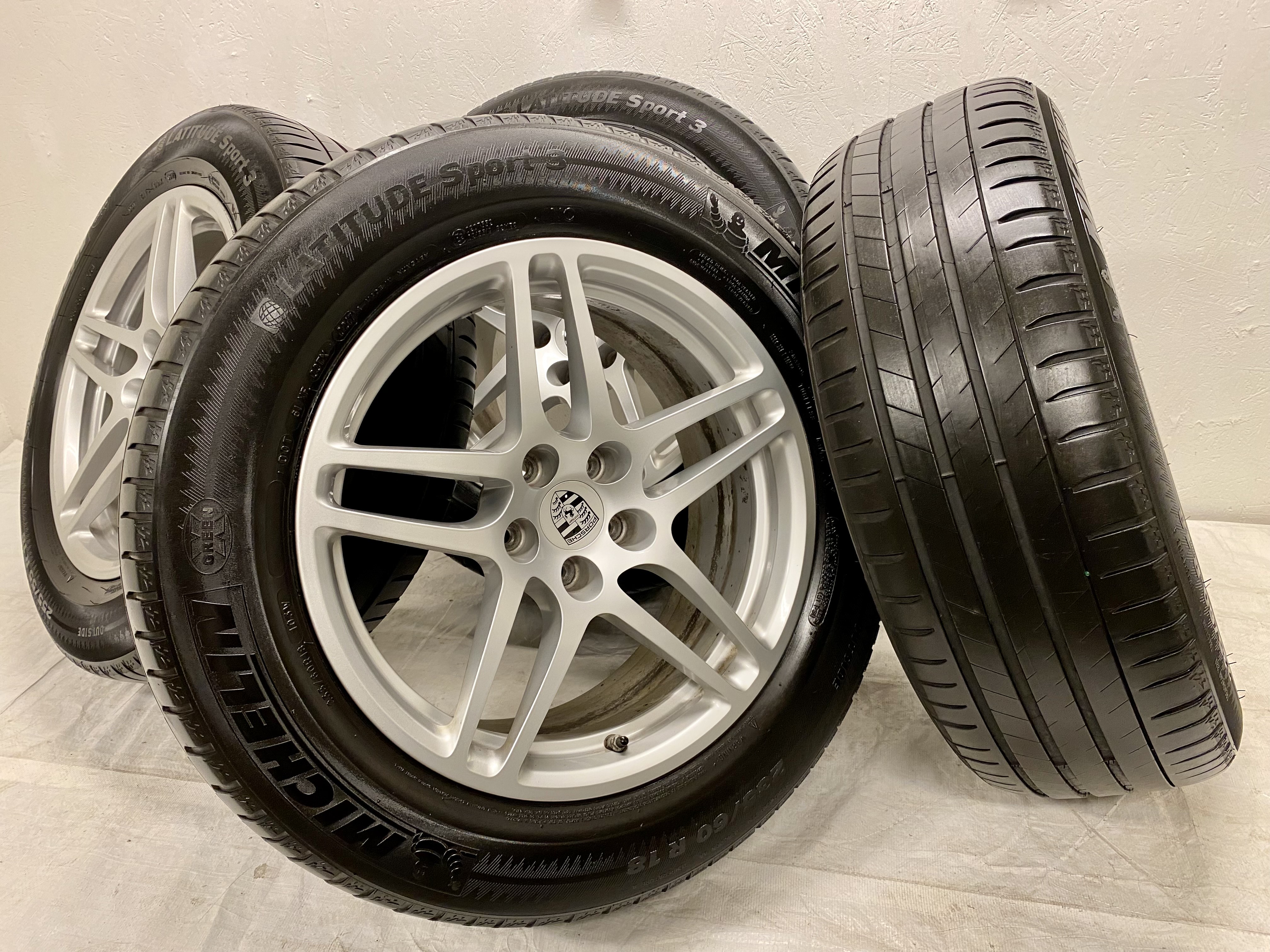 Kompletta Sommarhjul | 18" PORSCHE Macan 95B Original 5x112 | 2 st 8x18 ET21 66.6 + 235/60 R18 103W NO Michelin Latitude Sport 3 | V02-2017 | 5|5 mm + 2 st 9x18 ET21 66.6 + 255/55 R18 105W NO Michelin Latitude Sport 3 | V05-2017 | 4|4 mm