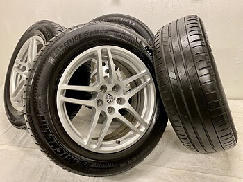 Kompletta Sommarhjul | 18" PORSCHE Macan 95B Original 5x112 | 2 st 8x18 ET21 66.6 + 235/60 R18 103W NO Michelin Latitude Sport 3 | V02-2017 | 5|5 mm + 2 st 9x18 ET21 66.6 + 255/55 R18 105W NO Michelin Latitude Sport 3 | V05-2017 | 4|4 mm