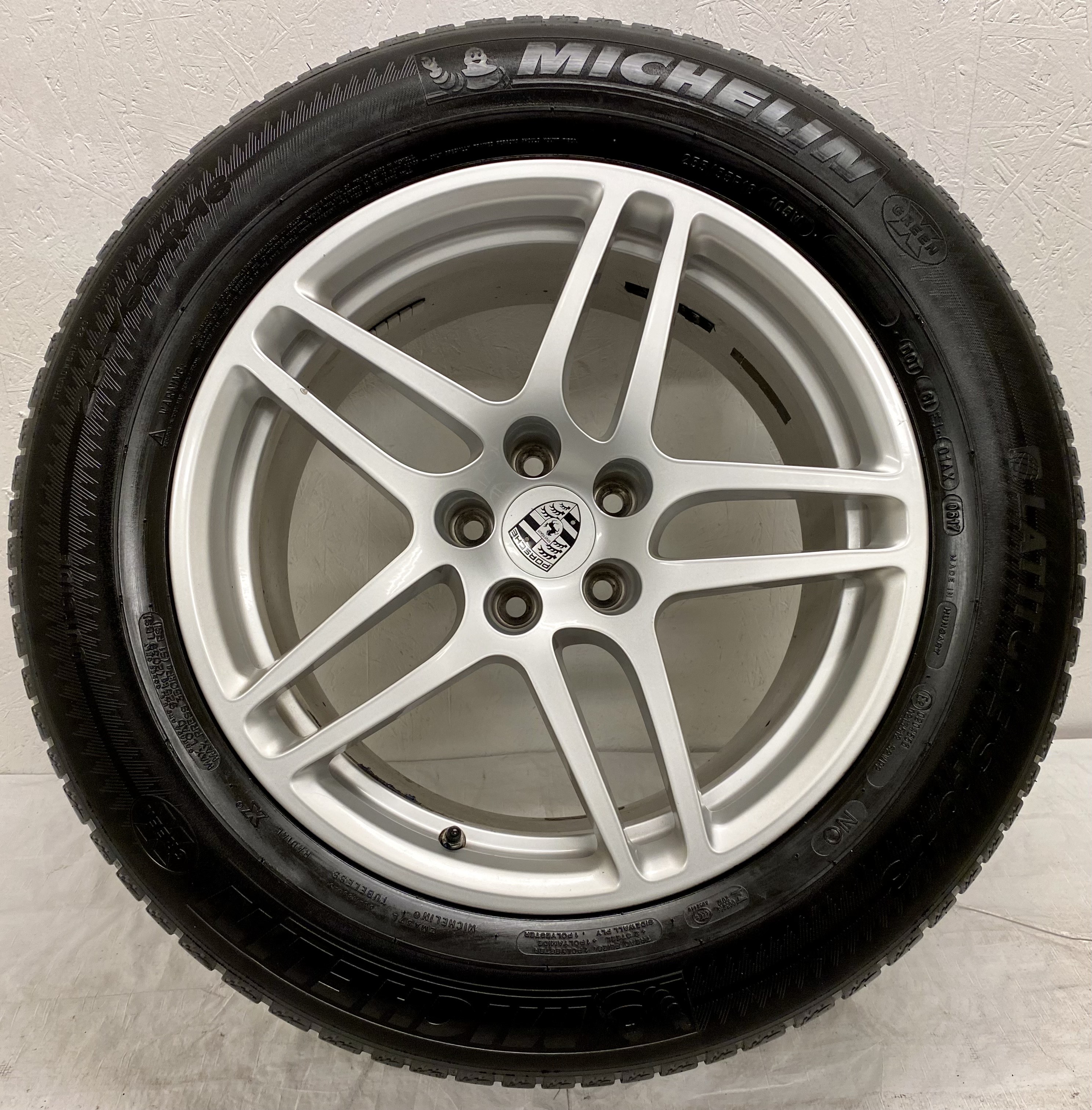 Kompletta Sommarhjul | 18" PORSCHE Macan 95B Original 5x112 | 2 st 8x18 ET21 66.6 + 235/60 R18 103W NO Michelin Latitude Sport 3 | V02-2017 | 5|5 mm + 2 st 9x18 ET21 66.6 + 255/55 R18 105W NO Michelin Latitude Sport 3 | V05-2017 | 4|4 mm - 8