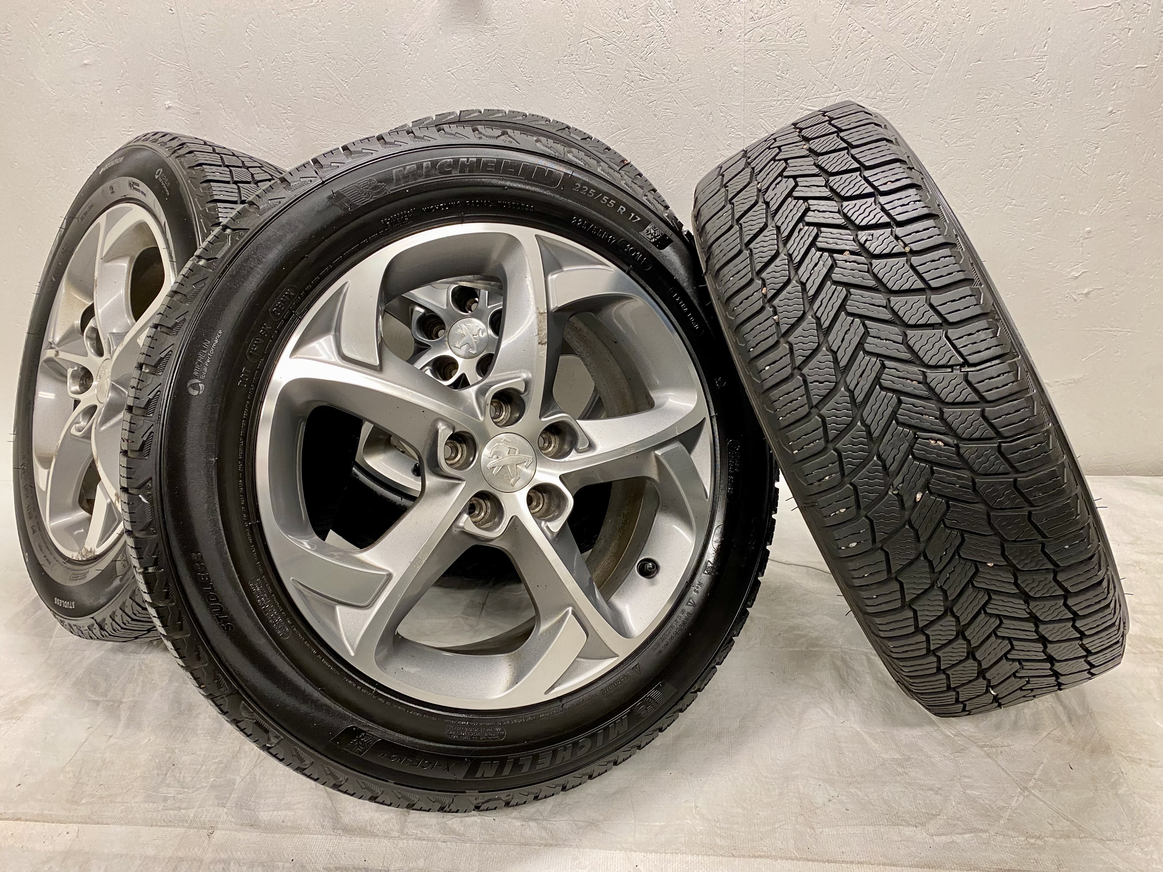 Kompletta Vinterhjul Friktion 4st | 17" Peugeot 508 9671401677 5x108 7x17 ET46 65.1 | 225/55 R17 101H XL Michelin X-Ice Snow | V38-2023 | 7|7|7|7 mm