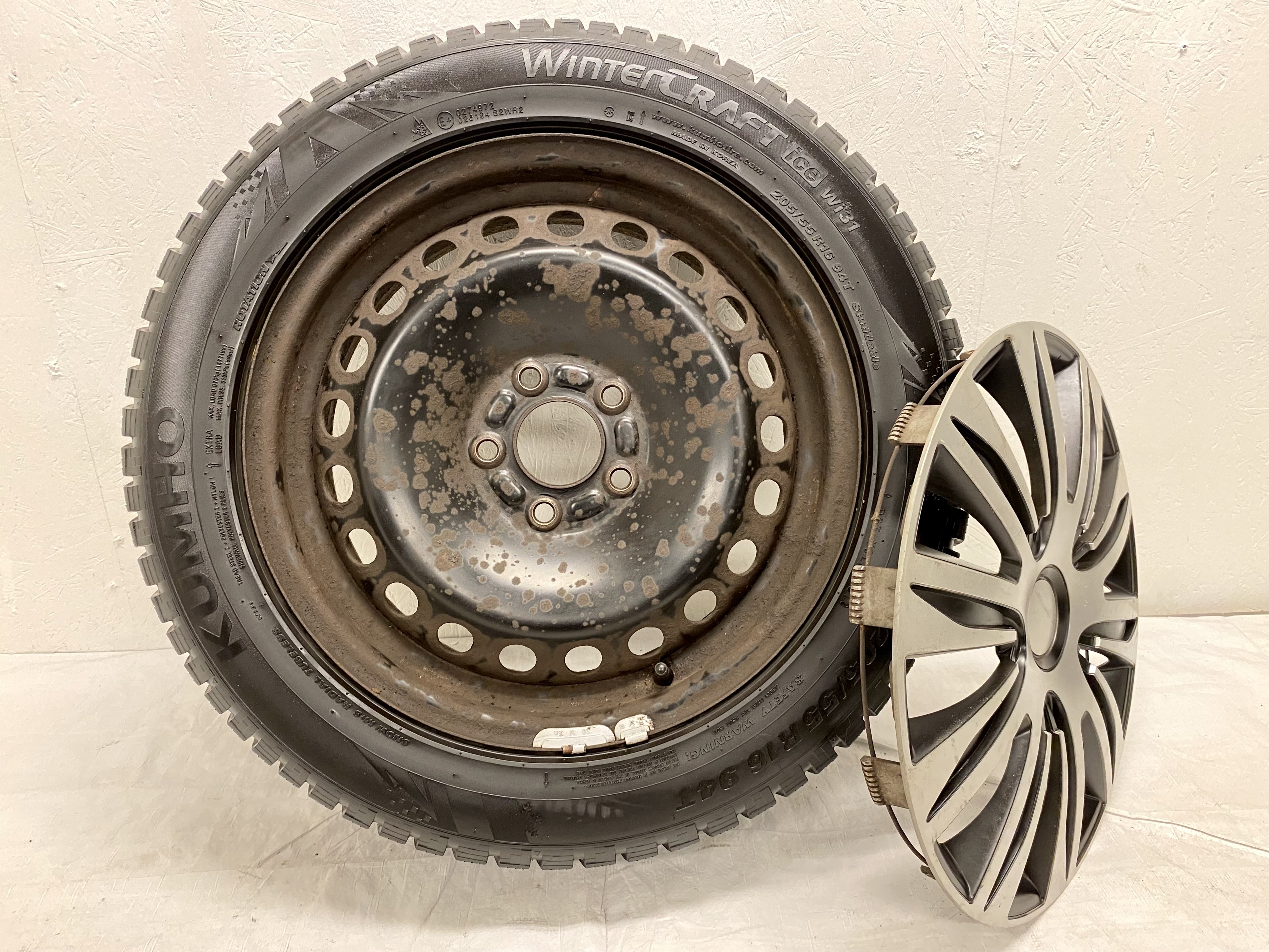Kompletta Vinterhjul DUBB | 16" FORD FOCUS Plåt 5x108 7x16 ET52.5?? 63.4 | 205/55 R16 94T Kumho Winter Craft Ice Wi31 | 2 st V24-2017 | 6|6 mm + 2 st V46-2019 | 8|8 mm - 11