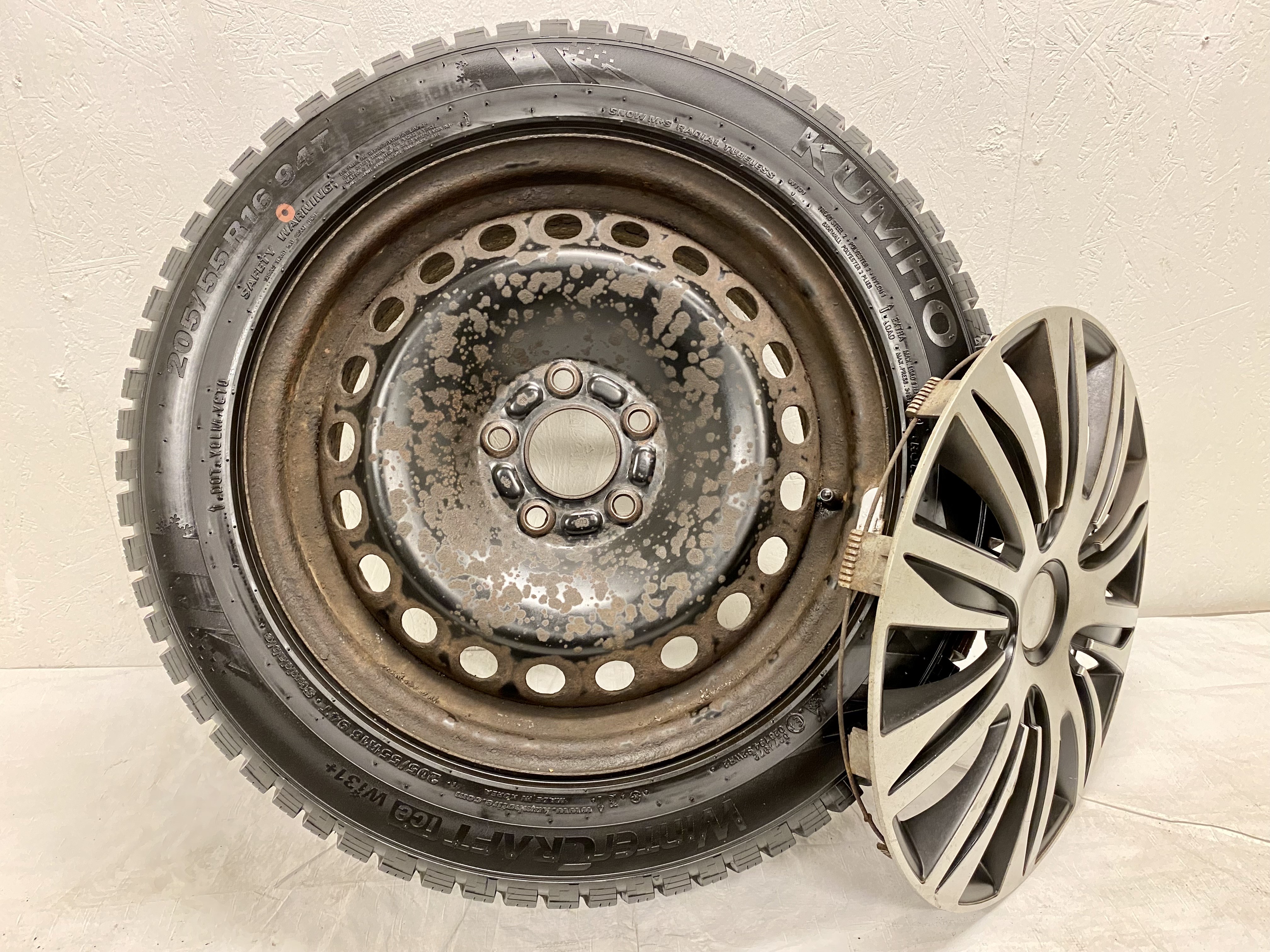 Kompletta Vinterhjul DUBB | 16" FORD FOCUS Plåt 5x108 7x16 ET52.5?? 63.4 | 205/55 R16 94T Kumho Winter Craft Ice Wi31 | 2 st V24-2017 | 6|6 mm + 2 st V46-2019 | 8|8 mm - 5