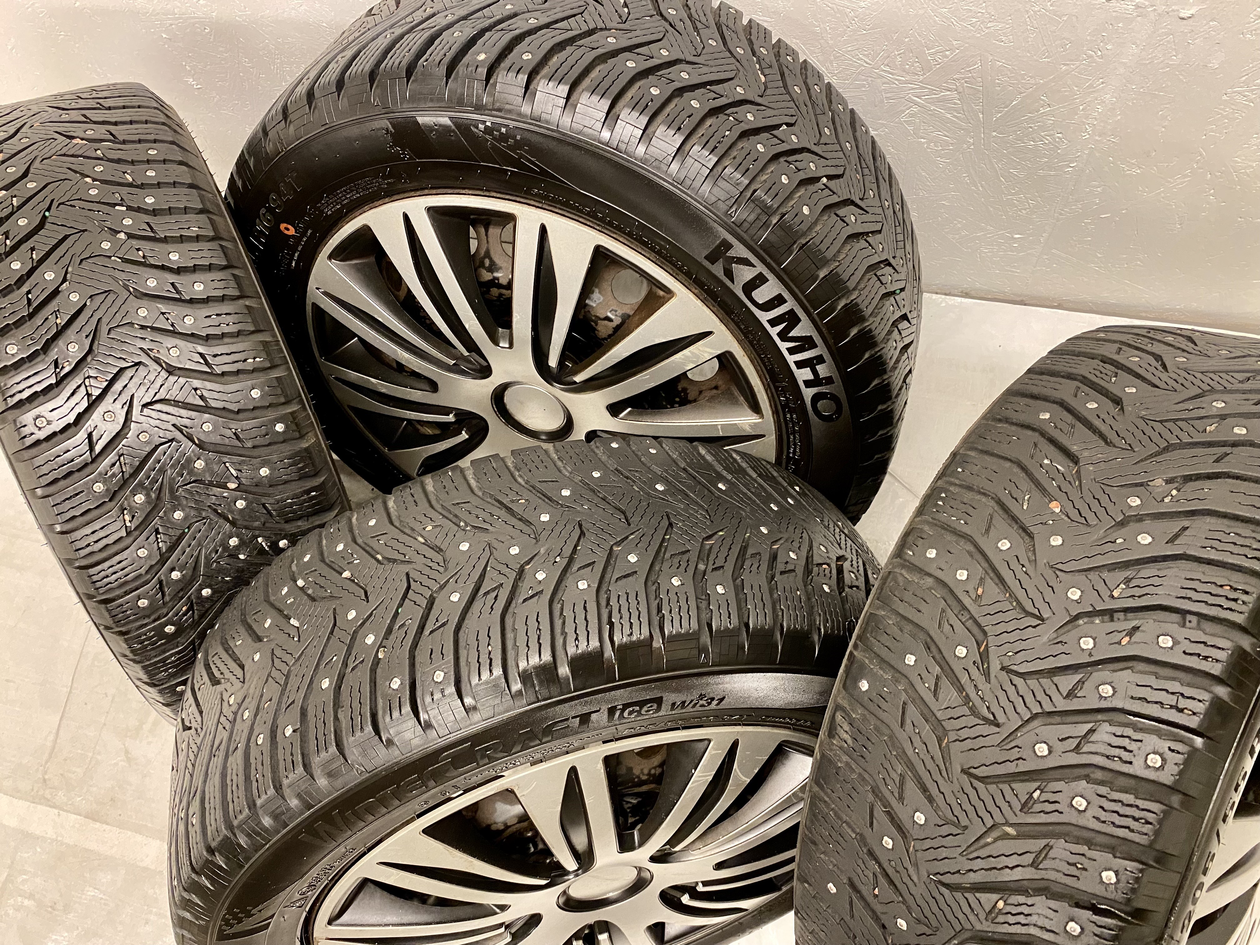Kompletta Vinterhjul DUBB | 16" FORD FOCUS Plåt 5x108 7x16 ET52.5?? 63.4 | 205/55 R16 94T Kumho Winter Craft Ice Wi31 | 2 st V24-2017 | 6|6 mm + 2 st V46-2019 | 8|8 mm - 3