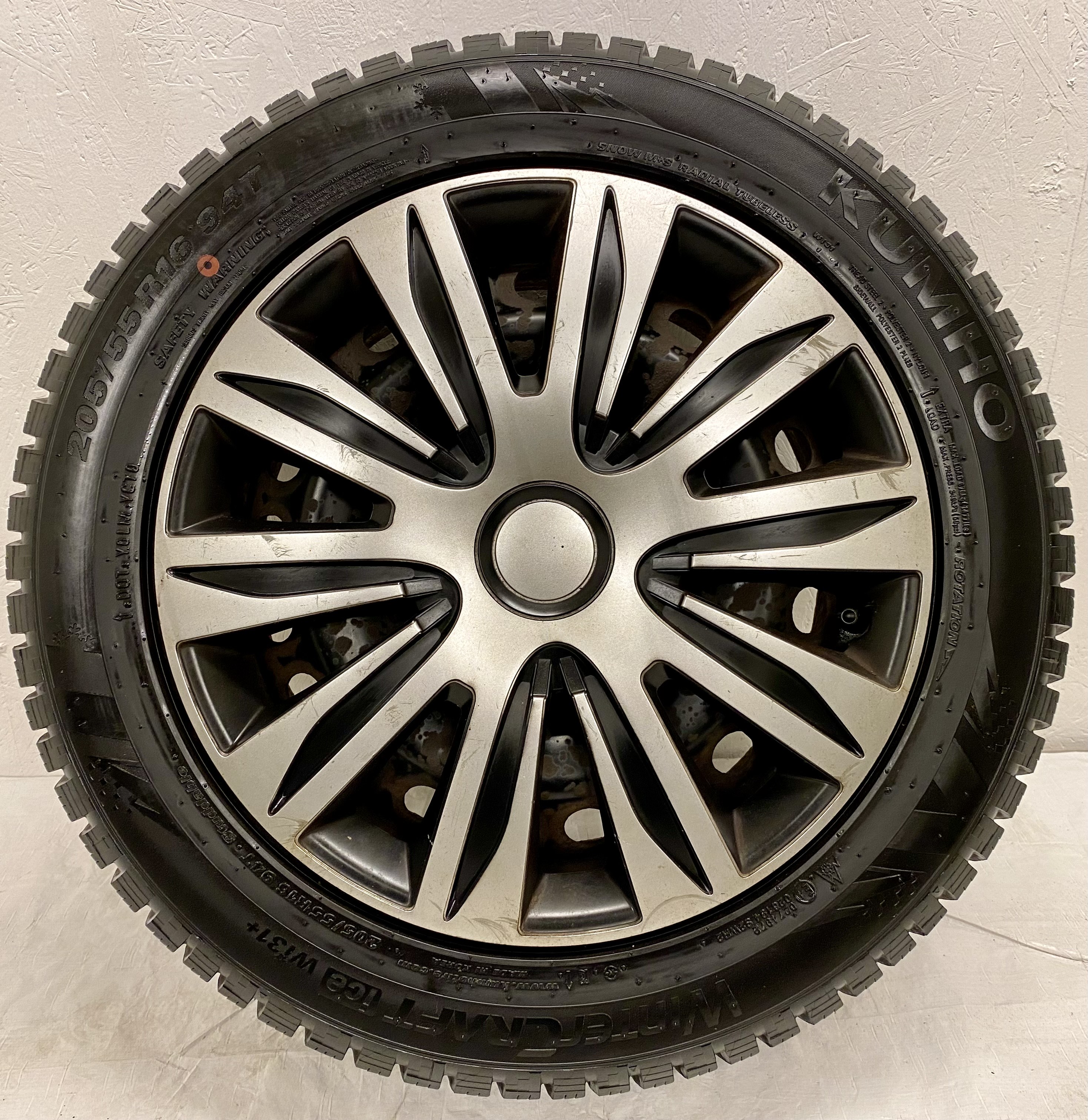 Kompletta Vinterhjul DUBB | 16" FORD FOCUS Plåt 5x108 7x16 ET52.5?? 63.4 | 205/55 R16 94T Kumho Winter Craft Ice Wi31 | 2 st V24-2017 | 6|6 mm + 2 st V46-2019 | 8|8 mm - 4