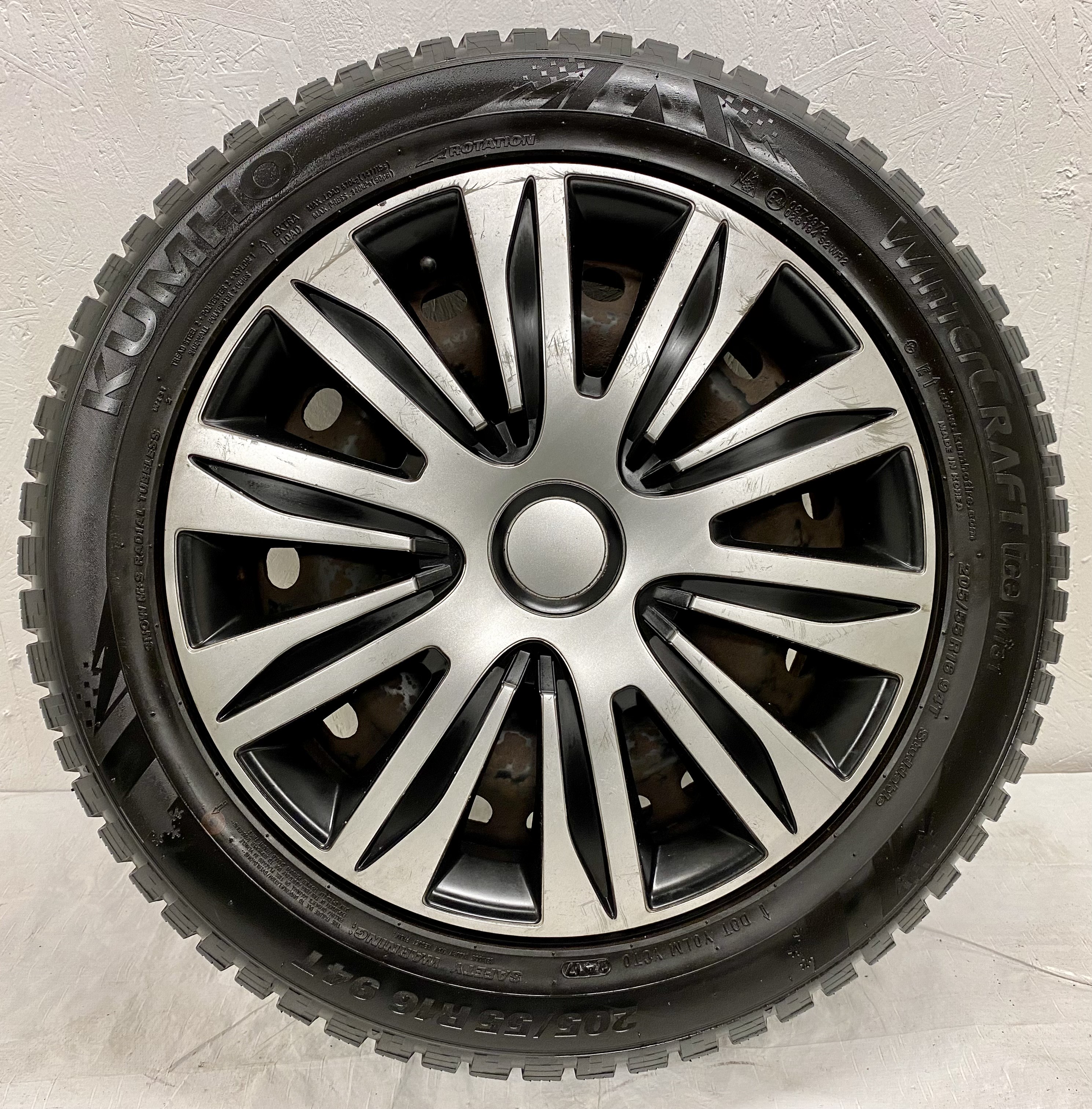 Kompletta Vinterhjul DUBB | 16" FORD FOCUS Plåt 5x108 7x16 ET52.5?? 63.4 | 205/55 R16 94T Kumho Winter Craft Ice Wi31 | 2 st V24-2017 | 6|6 mm + 2 st V46-2019 | 8|8 mm - 6