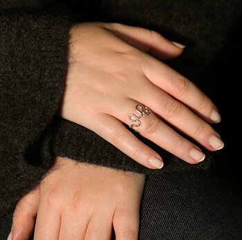 Agélii Fashion - Ring "Slingrig" i silver - Michael Medoc Collection