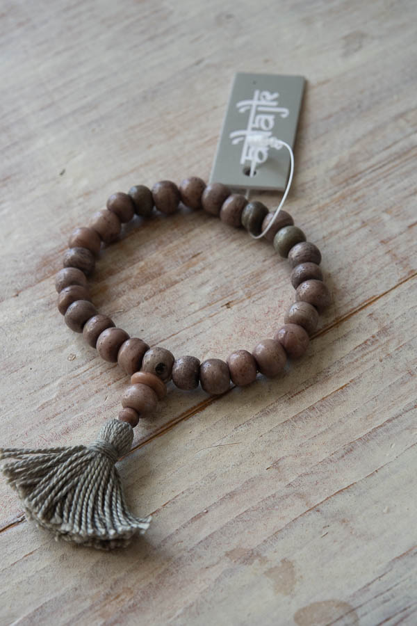 Ajlajk - Armband med tofs Light Army
