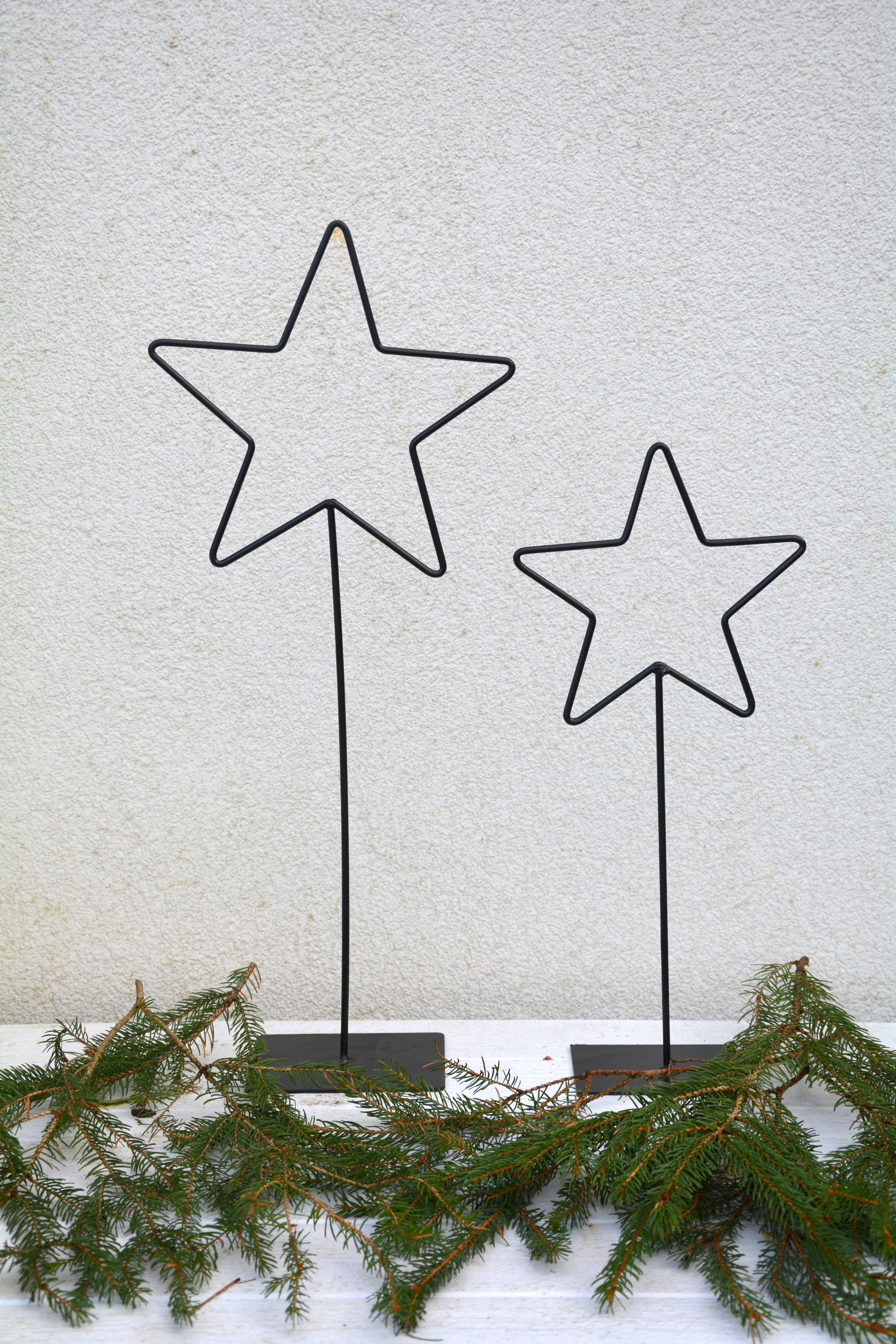 Svart stjärna på fot i metall 45 cm