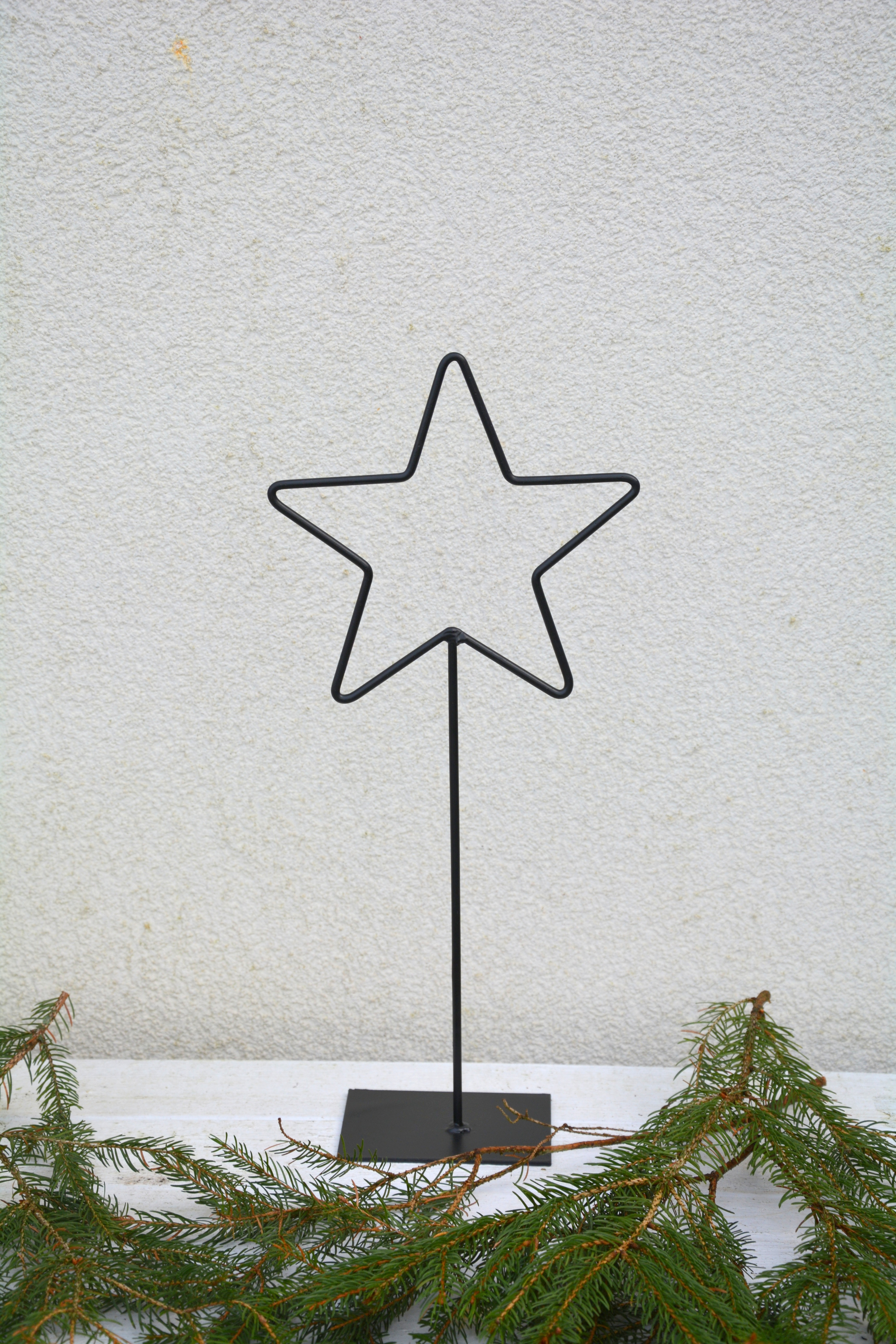 Svart stjärna på fot i metall 45 cm