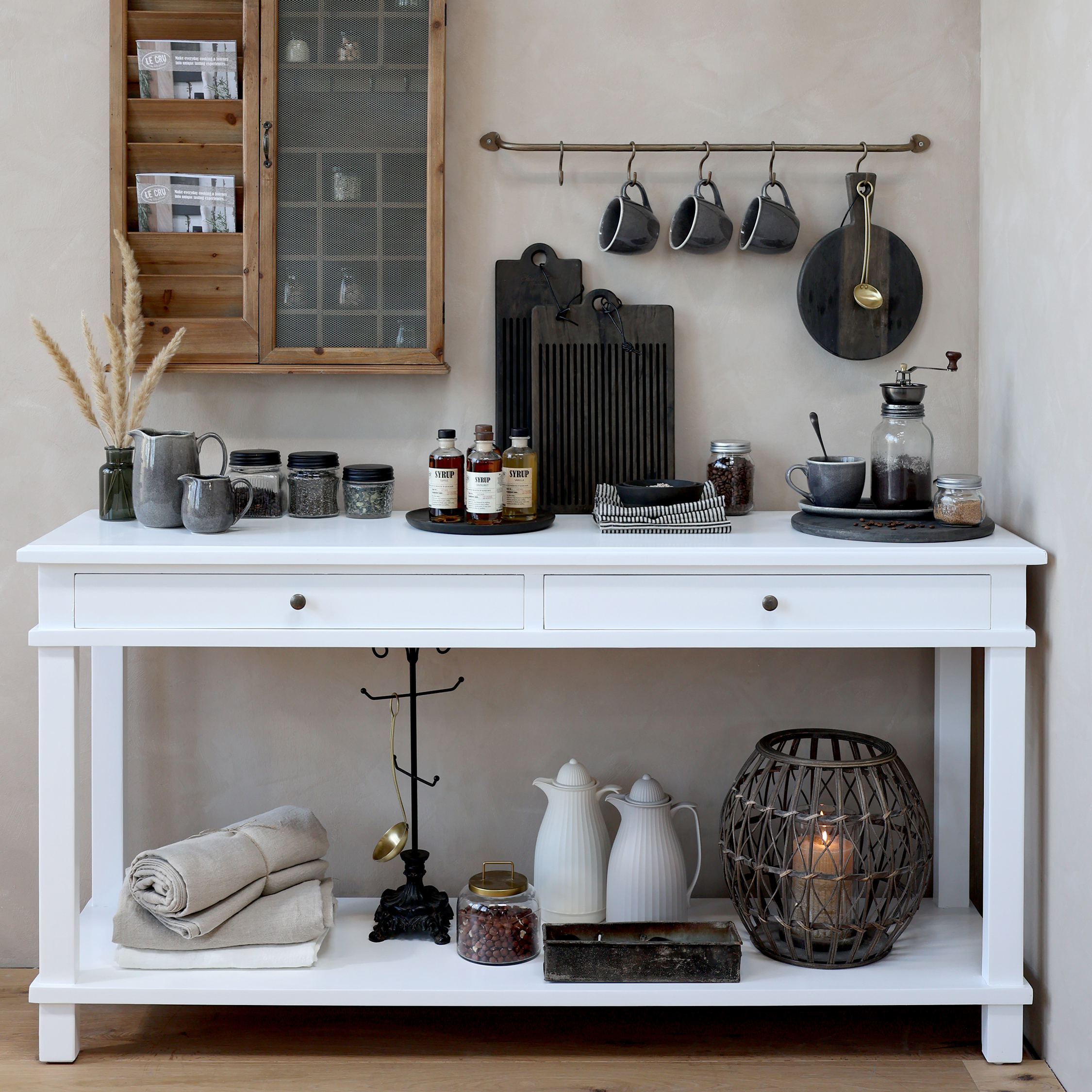 Marseille, vitt sideboard. från Chic Antique