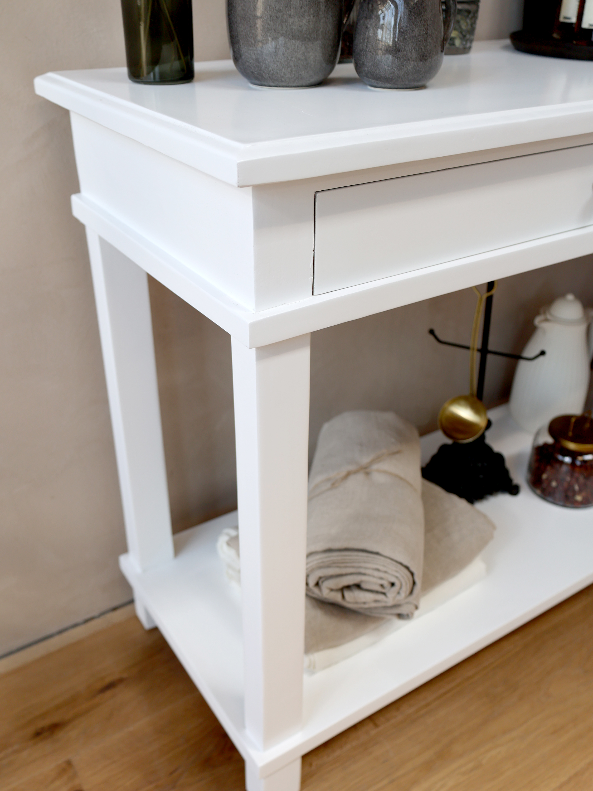 Marseille, vitt sideboard. från Chic Antique