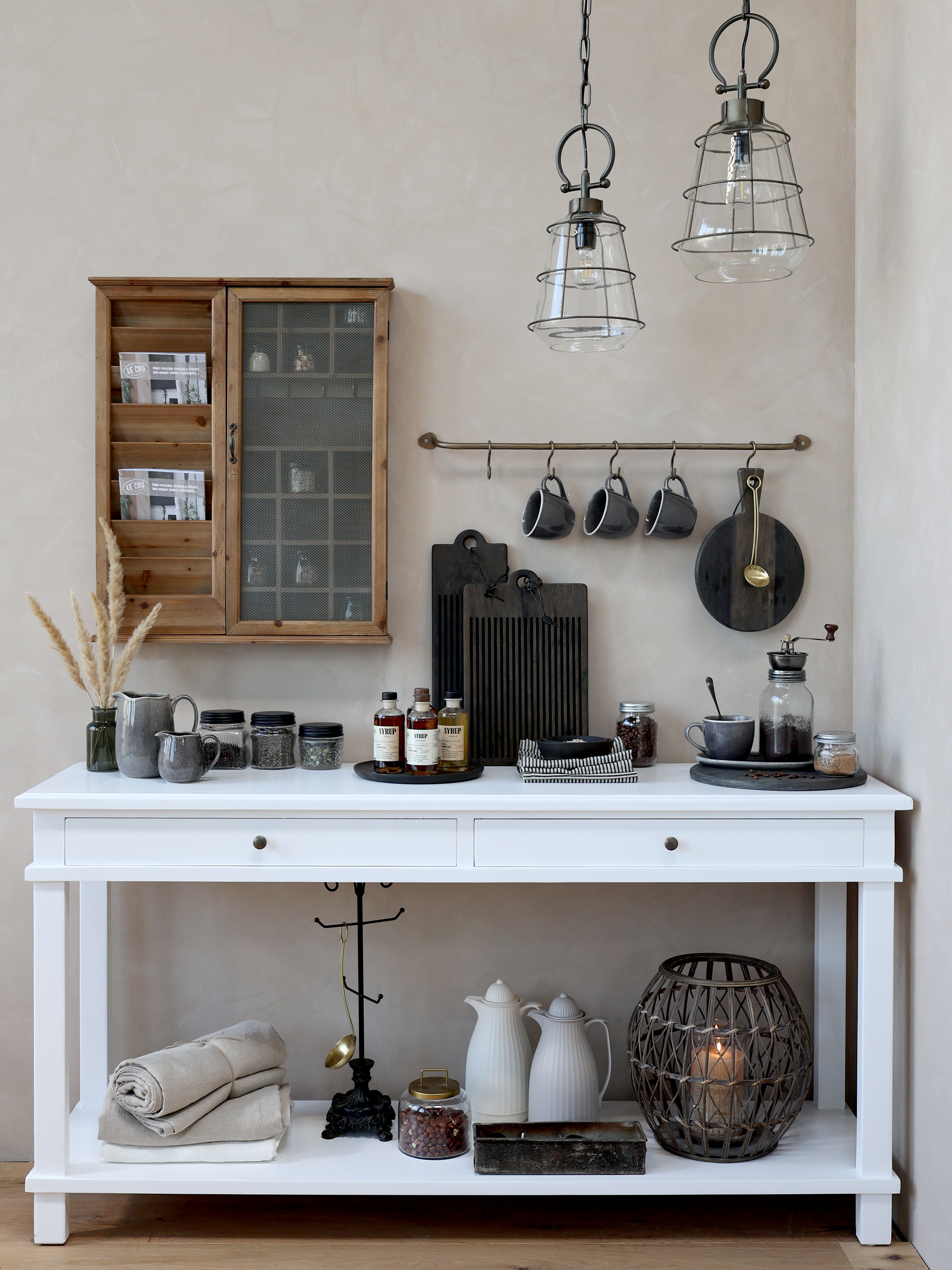 Marseille, vitt sideboard. från Chic Antique