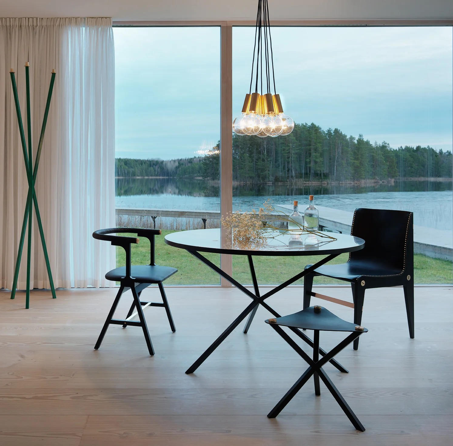 Matbord NEB Rund med skiva i mässing