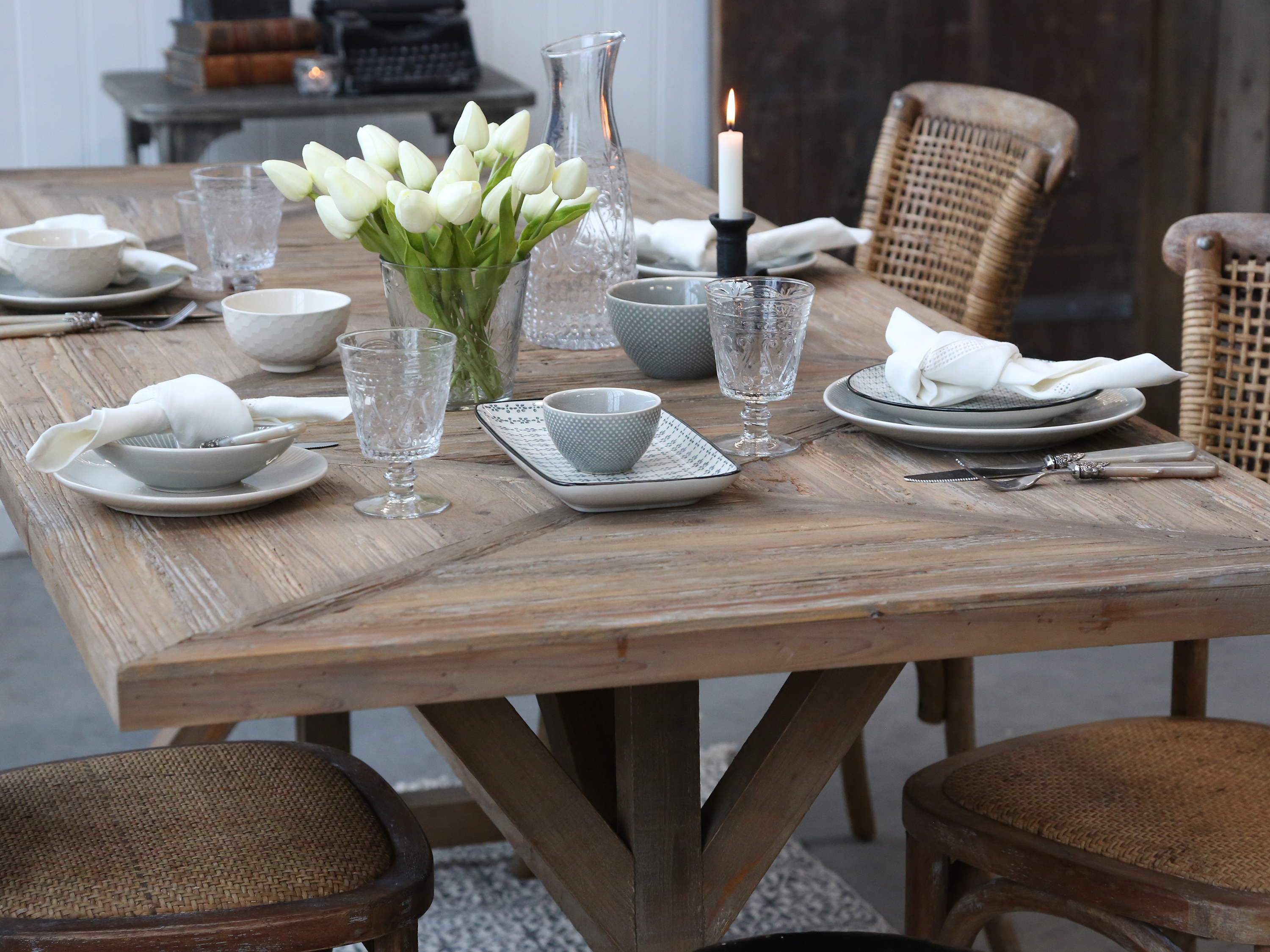 Matbord i fransk stil, från Chic Antique