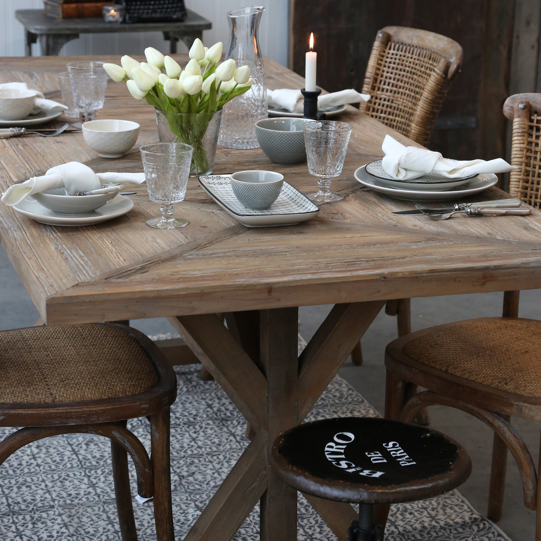 Matbord i fransk stil, från Chic Antique