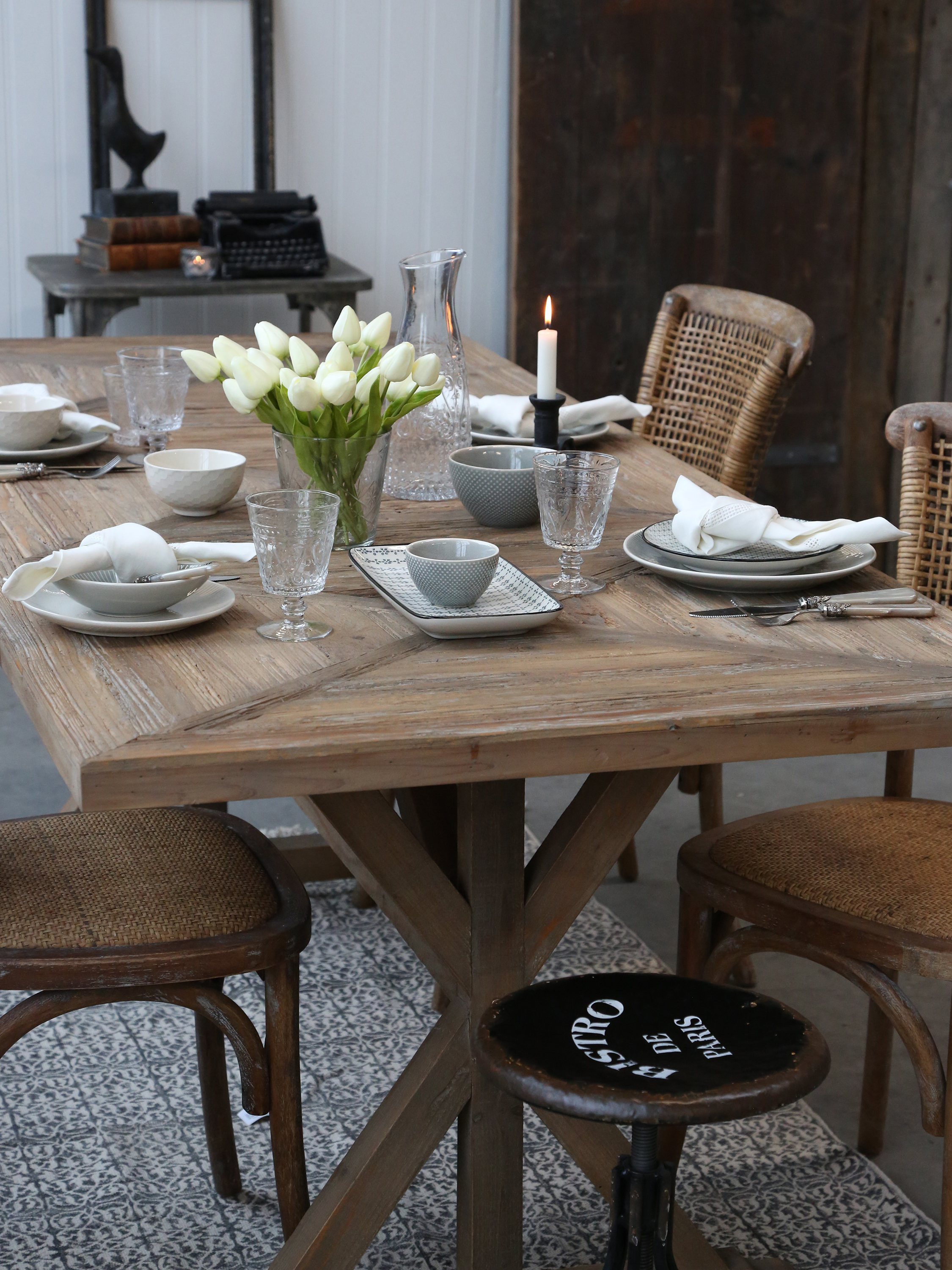 Matbord i fransk stil, från Chic Antique