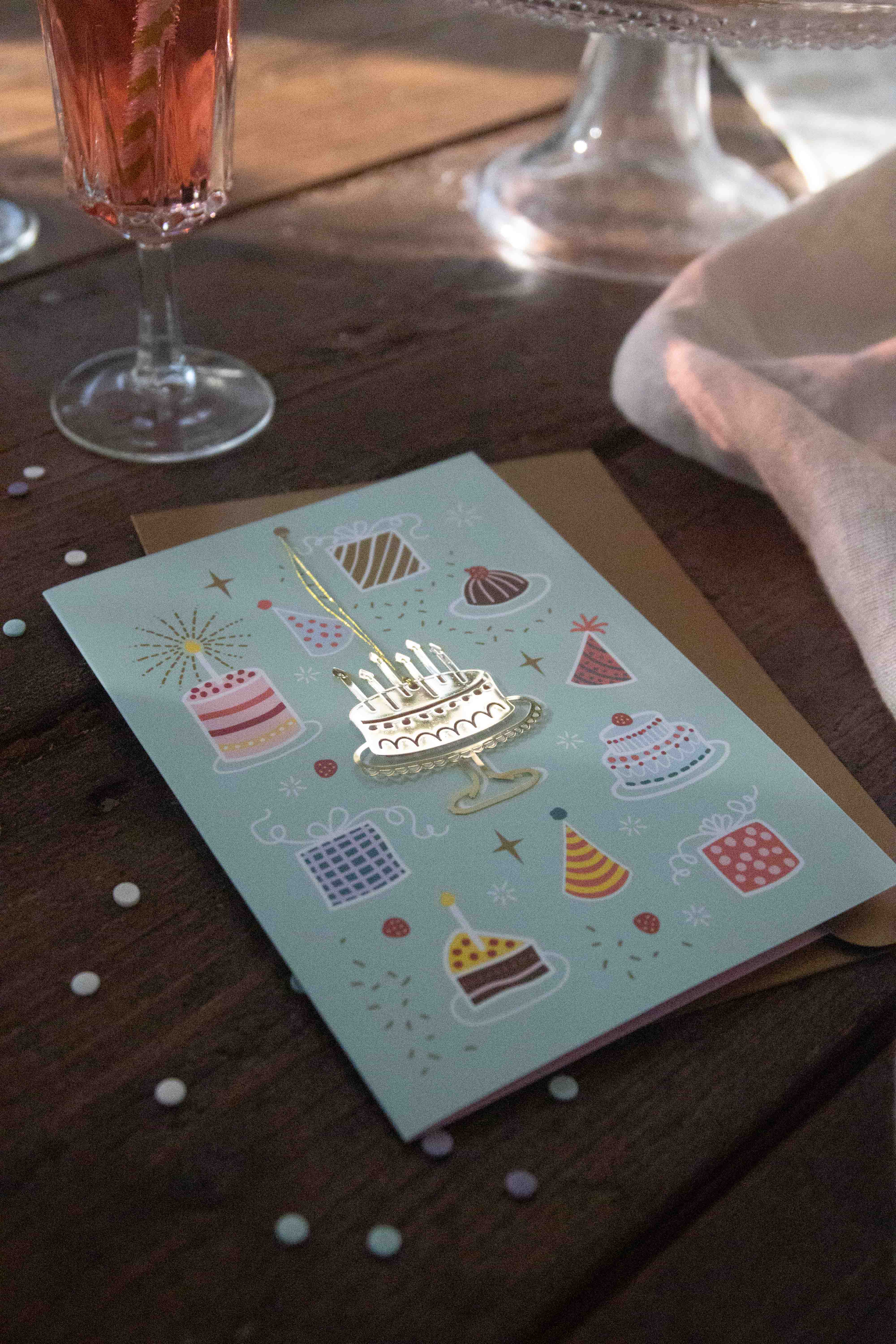 KORT MED HÄNGE BIRTHDAY