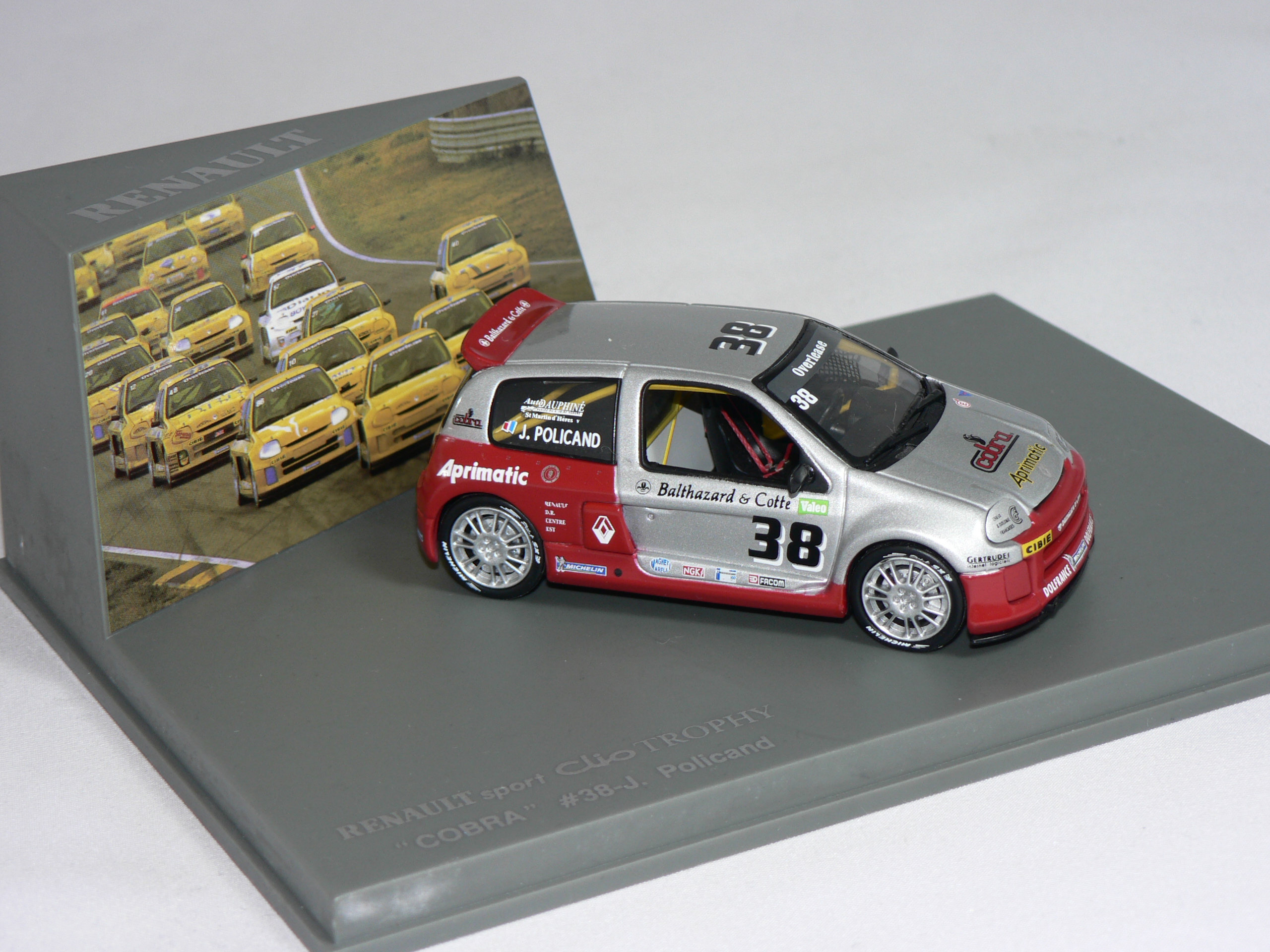 Renault  Clio   #38    1:43  Universal Hobbies - 2