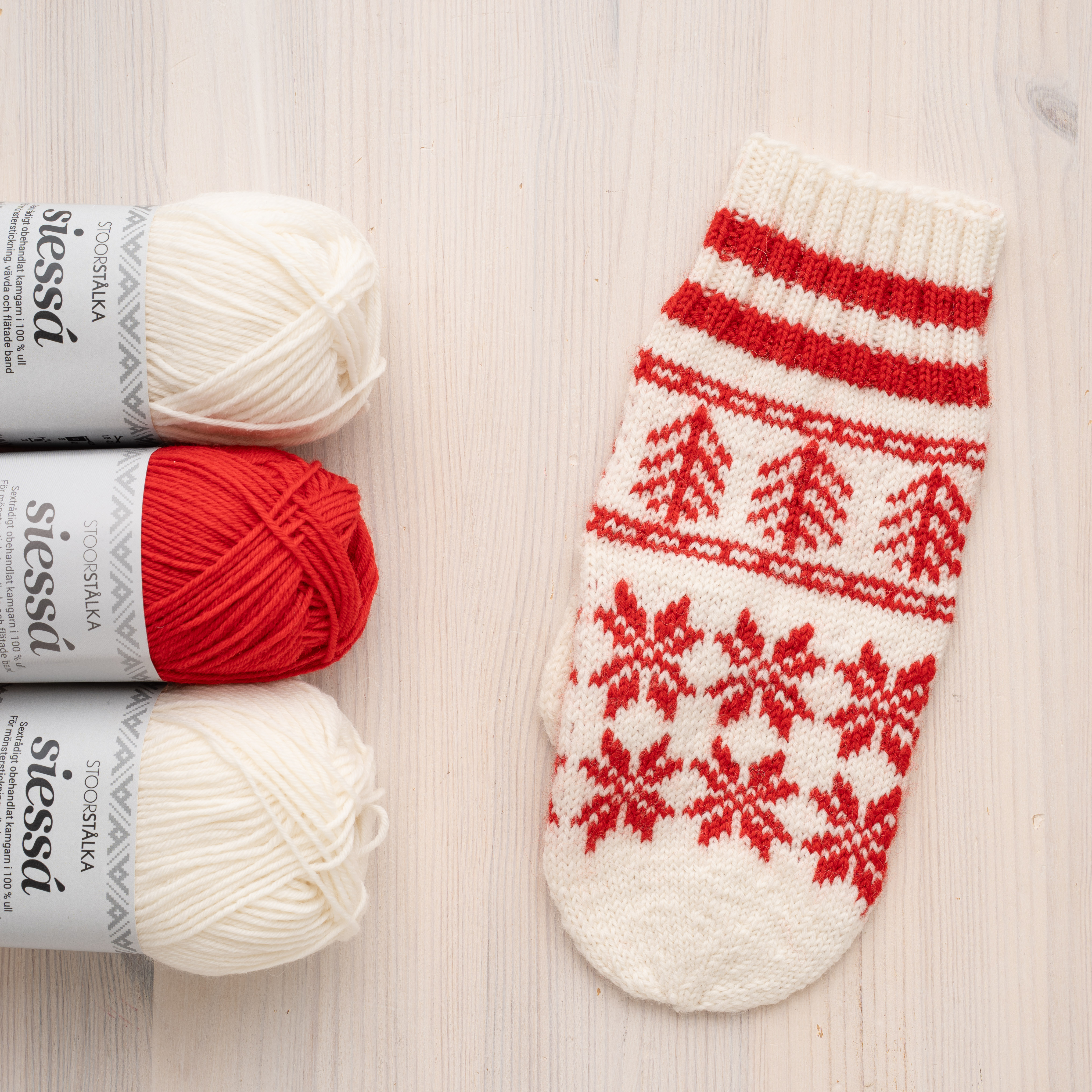 Strickpaket Fausthandschuh Saarivuoma Karesuando Weiß–Tiefrot
