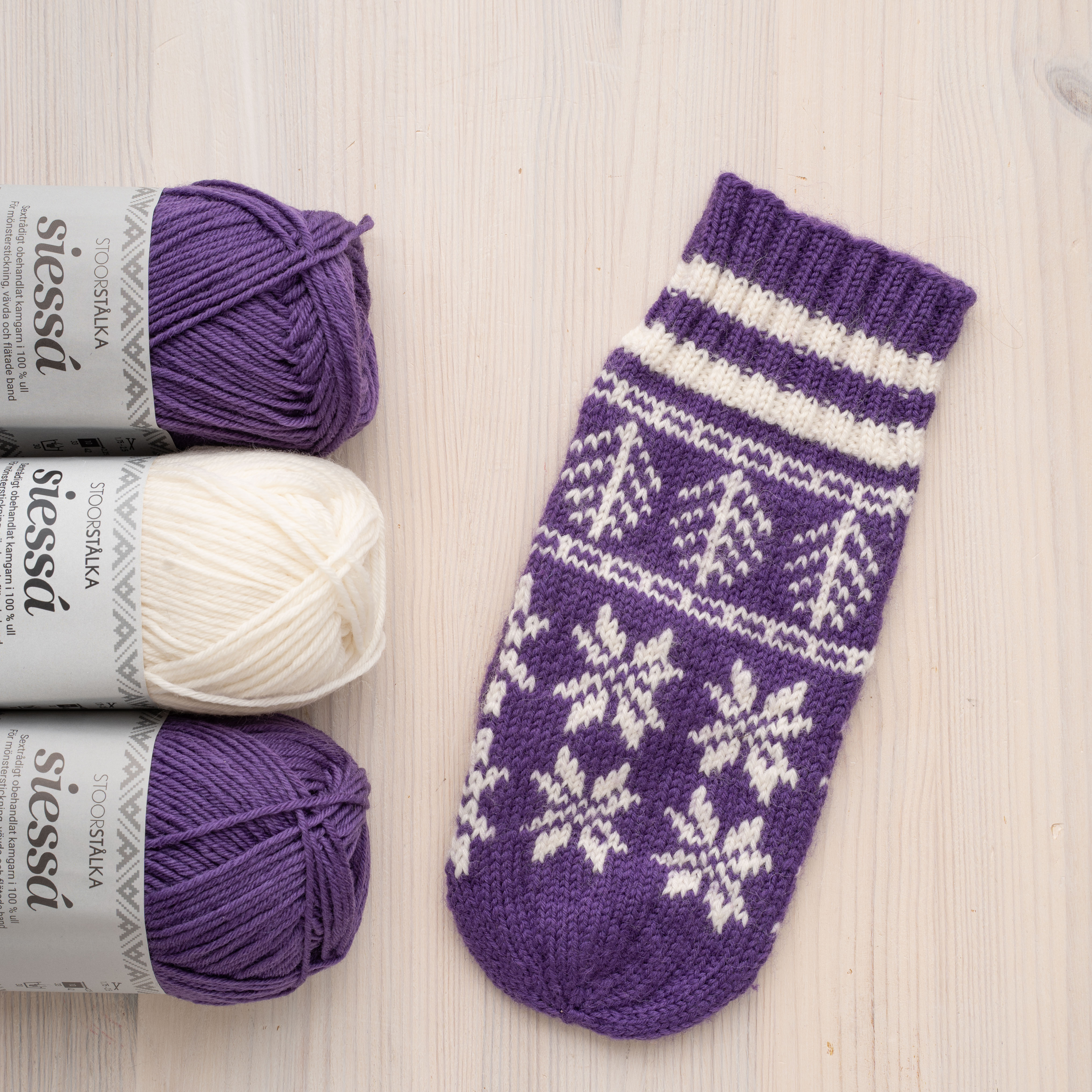 Knitting bundle mitten Saarivuoma Karesuando Dark Purple–White