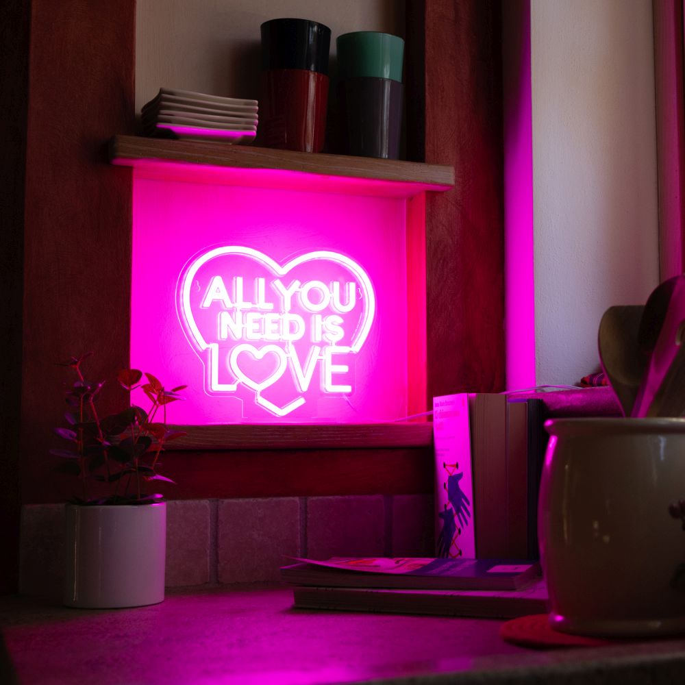 It's a sign, LED-lampa med neon-effekt, All you need is love - 5