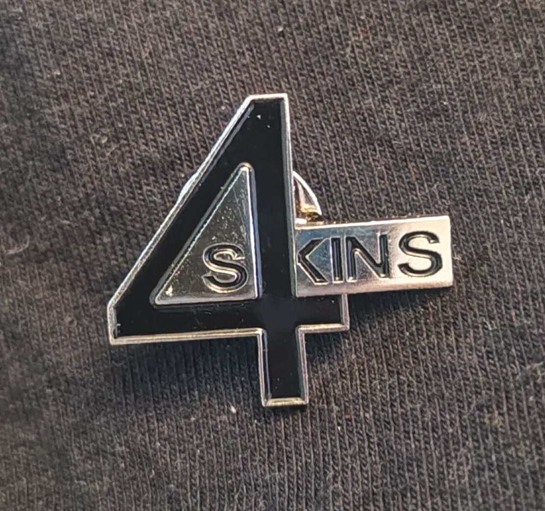 4-Skins - Metallpin (svart)
