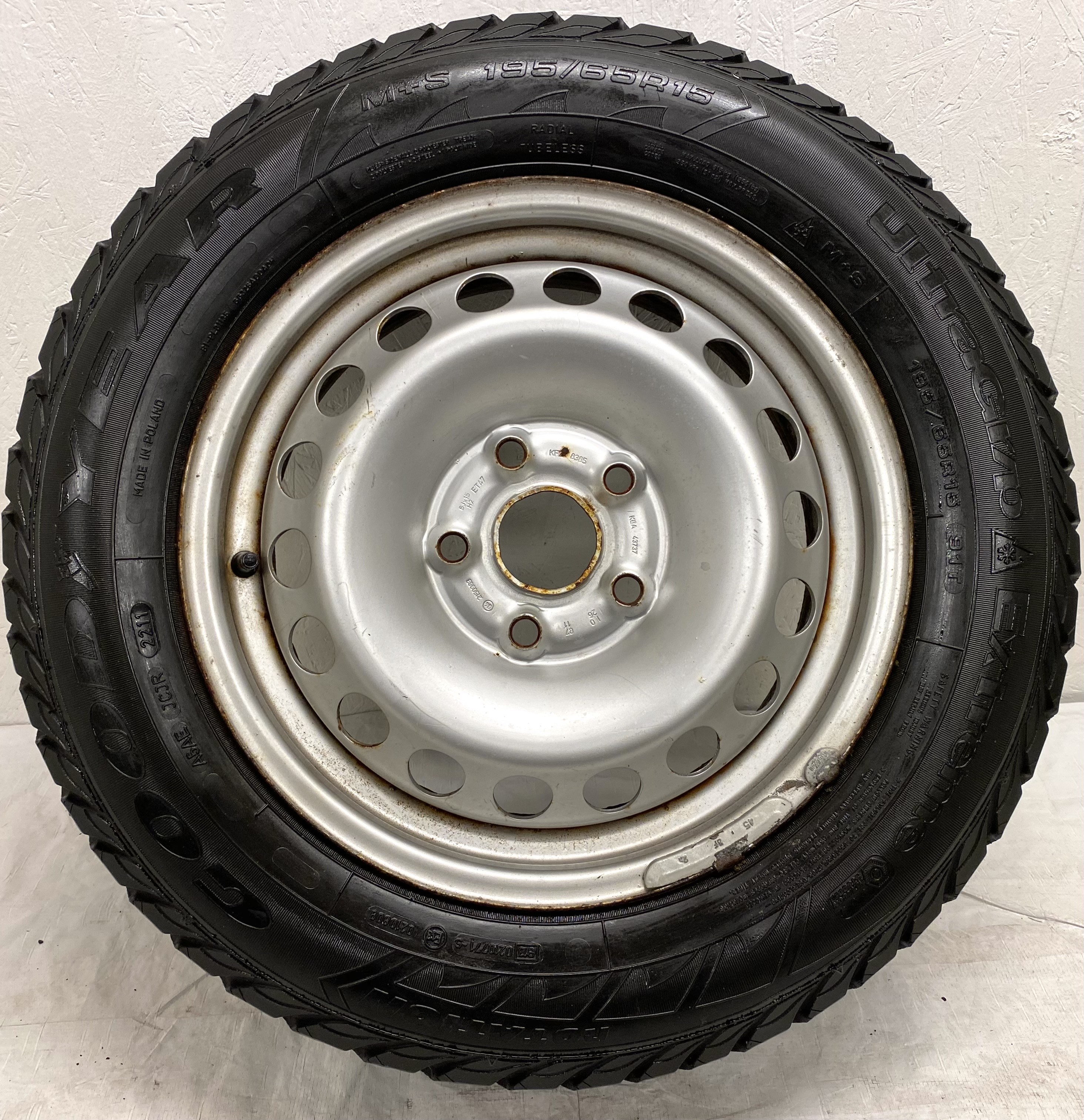 Kompletta Vinterhjul DUBB | 15" VW Caddy Golf Passat Plåt 5x112 6x15 ET47 57.1 | 2 st 195/65 R15 95T XL Champiro Ice Pro 14Rows | V03-2013 | 4|5 mm + 2 st 195/65 R15 91T Goodyear Ultra Grip Extreme | V10-2011 | 3|3 mm SLITNA bör bytas - 8
